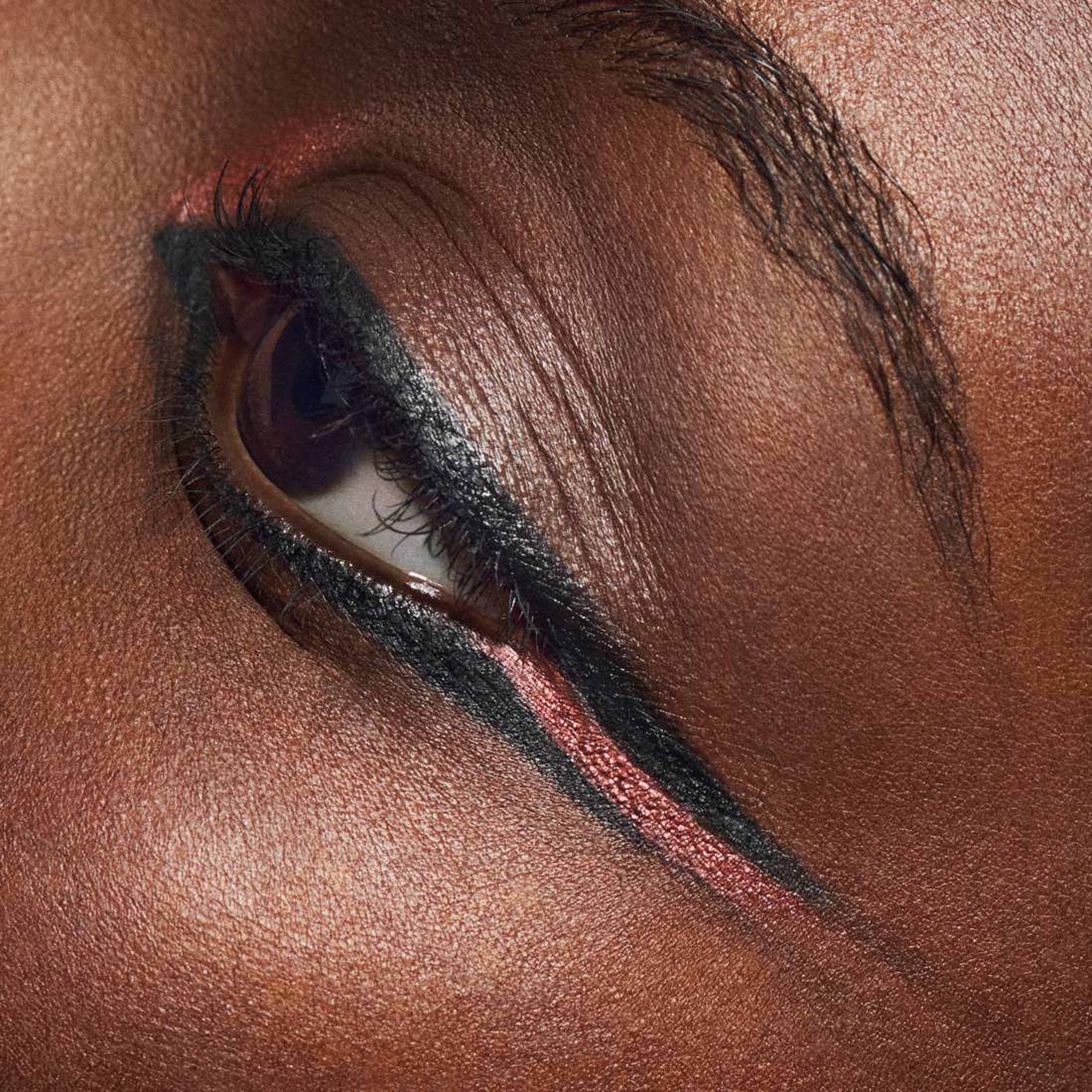 In Extreme Dimension Eyeliner, från MAC Cosmetics, i färgen Extreme Black. Klicka för att öppna bilden i stort format