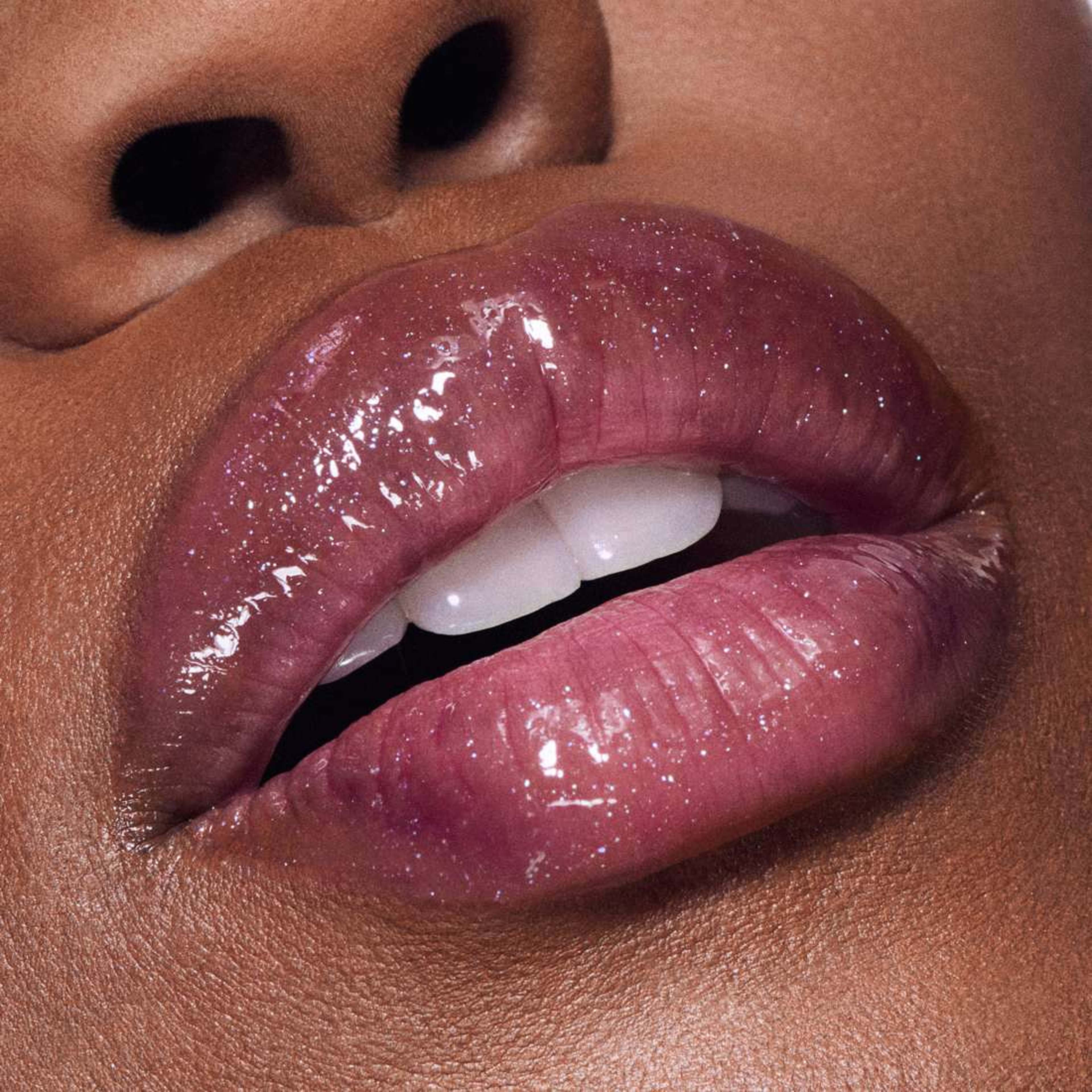 Squirt Plumping Gloss Stick, från MAC Cosmetics, i färgen Nocturnal Pearl. Klicka för att öppna bilden i stort format