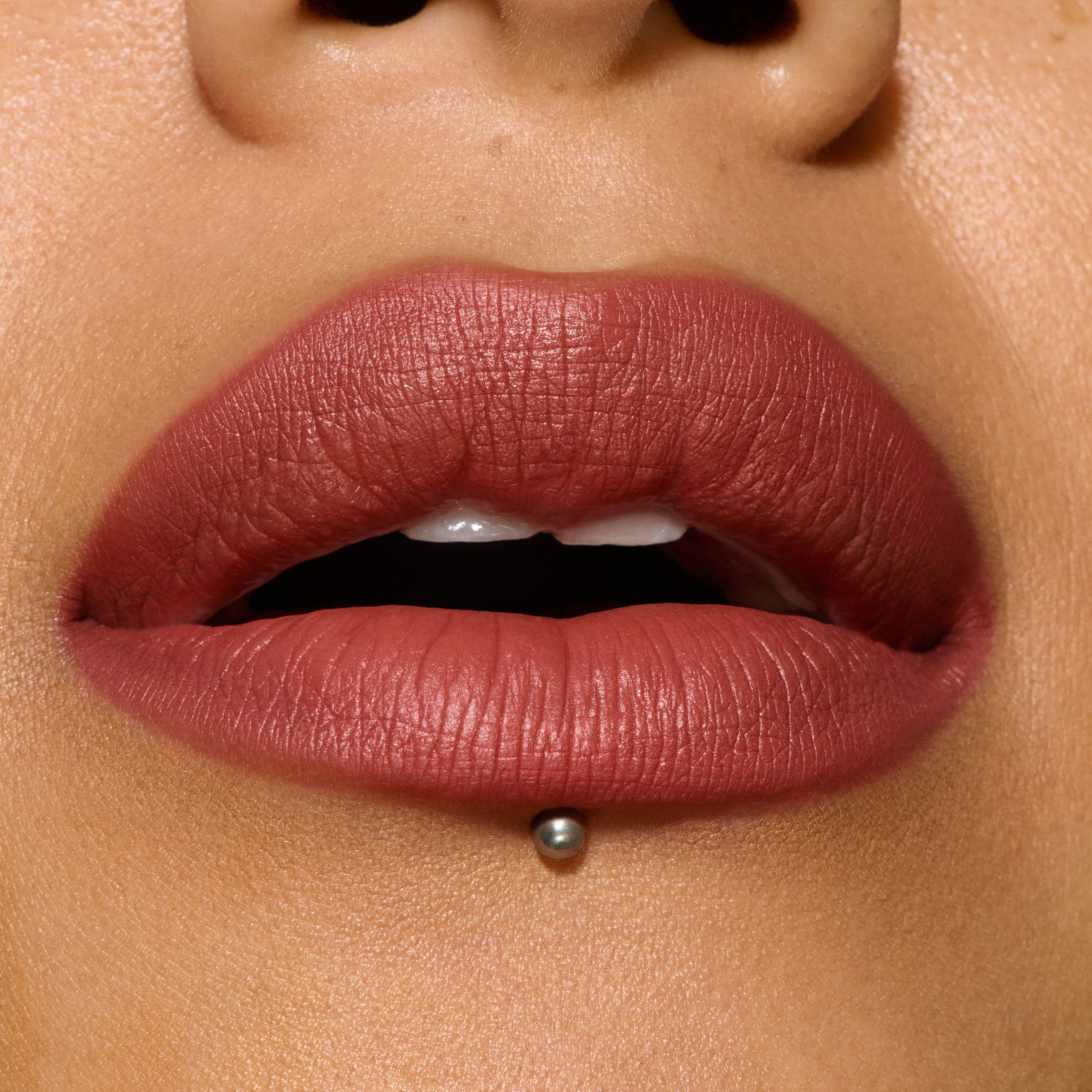 Macximal Silky Matte Lipstick, från MAC Cosmetics, i färgen Unbothered. Klicka för att öppna bilden i stort format