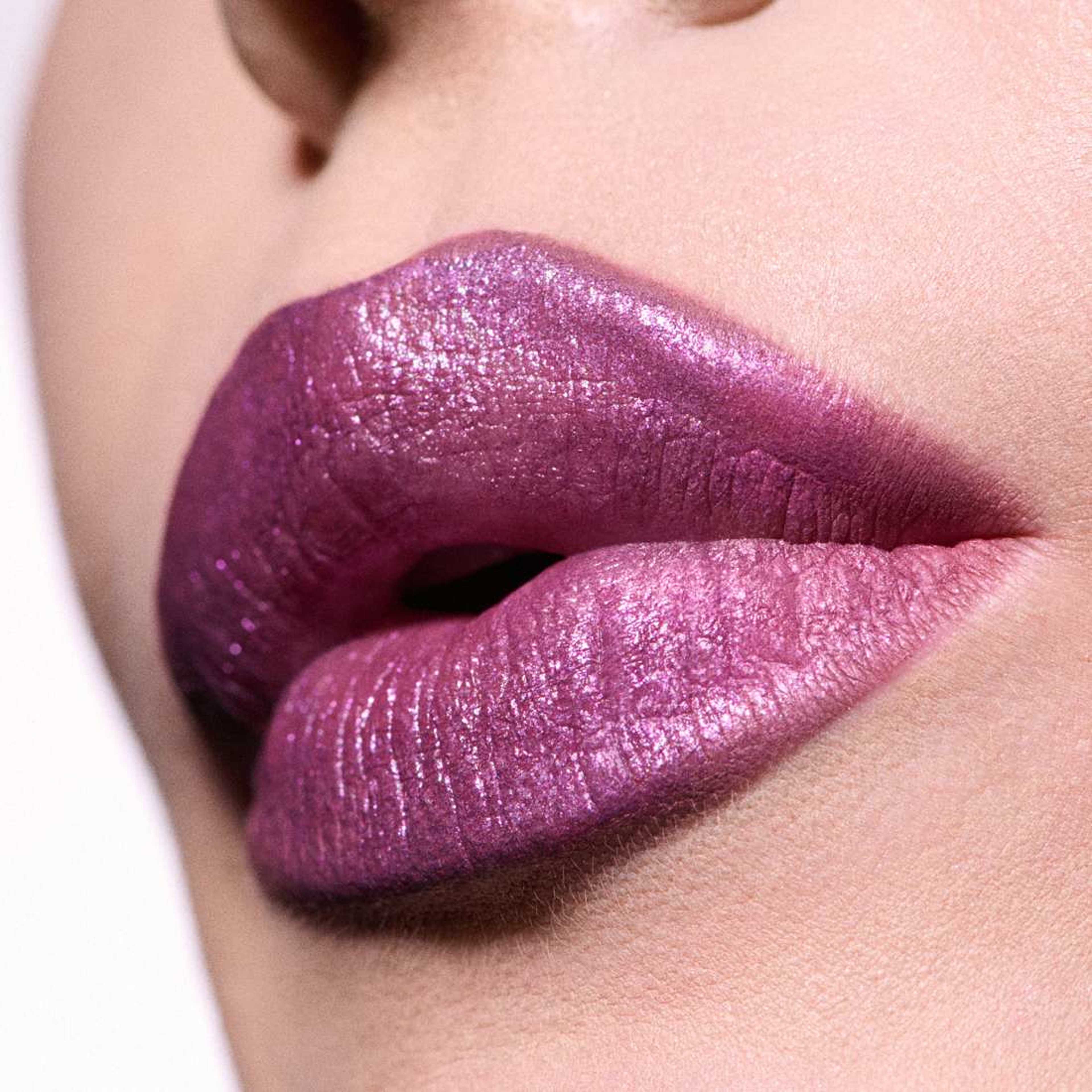 Lipstick Pencil Crayon, från MAC Cosmetics, i färgen Lunar Violet. Klicka för att öppna bilden i stort format