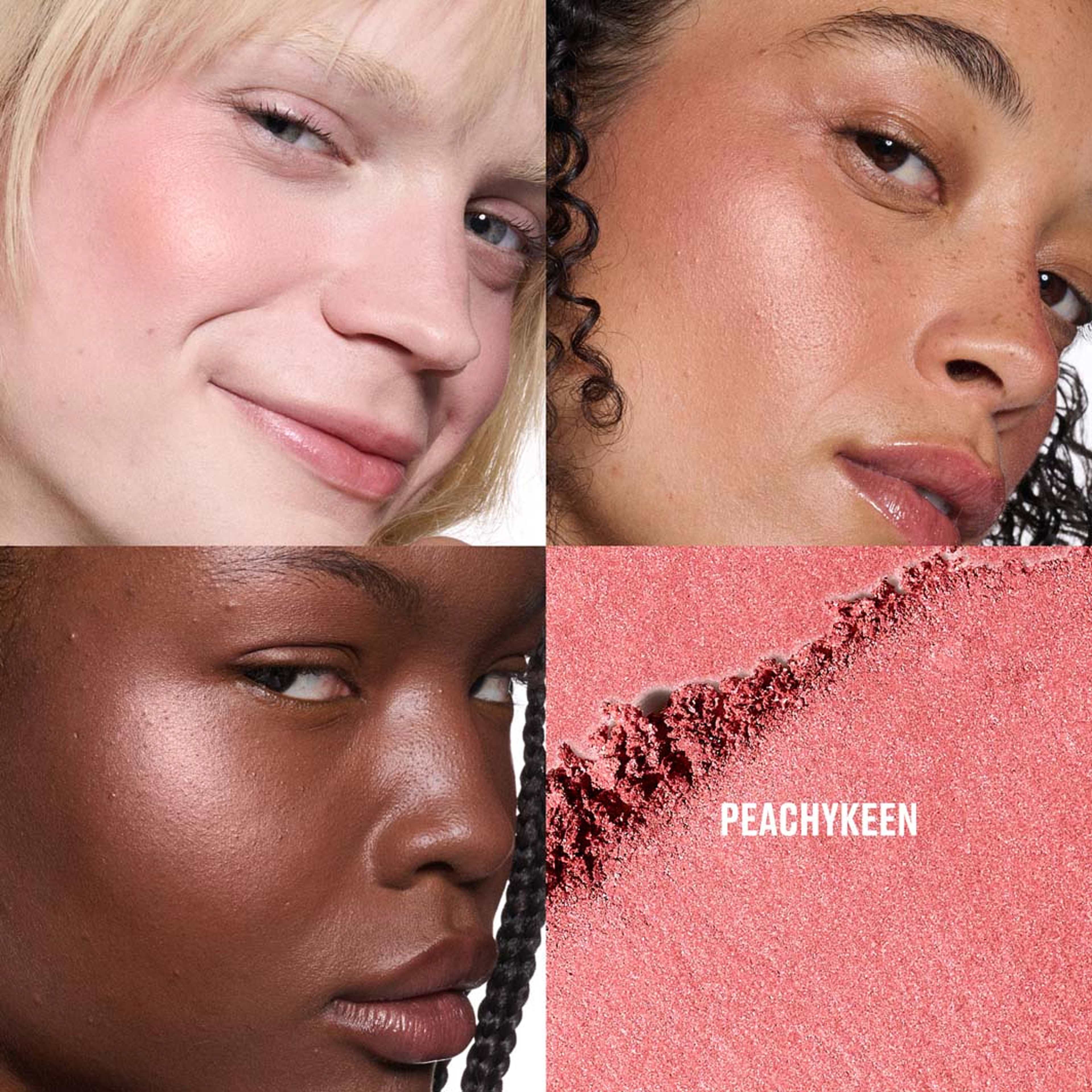 Skinfinish Colourstruck Blush, från MAC Cosmetics, i färgen Peachykeen. Klicka för att öppna bilden i stort format