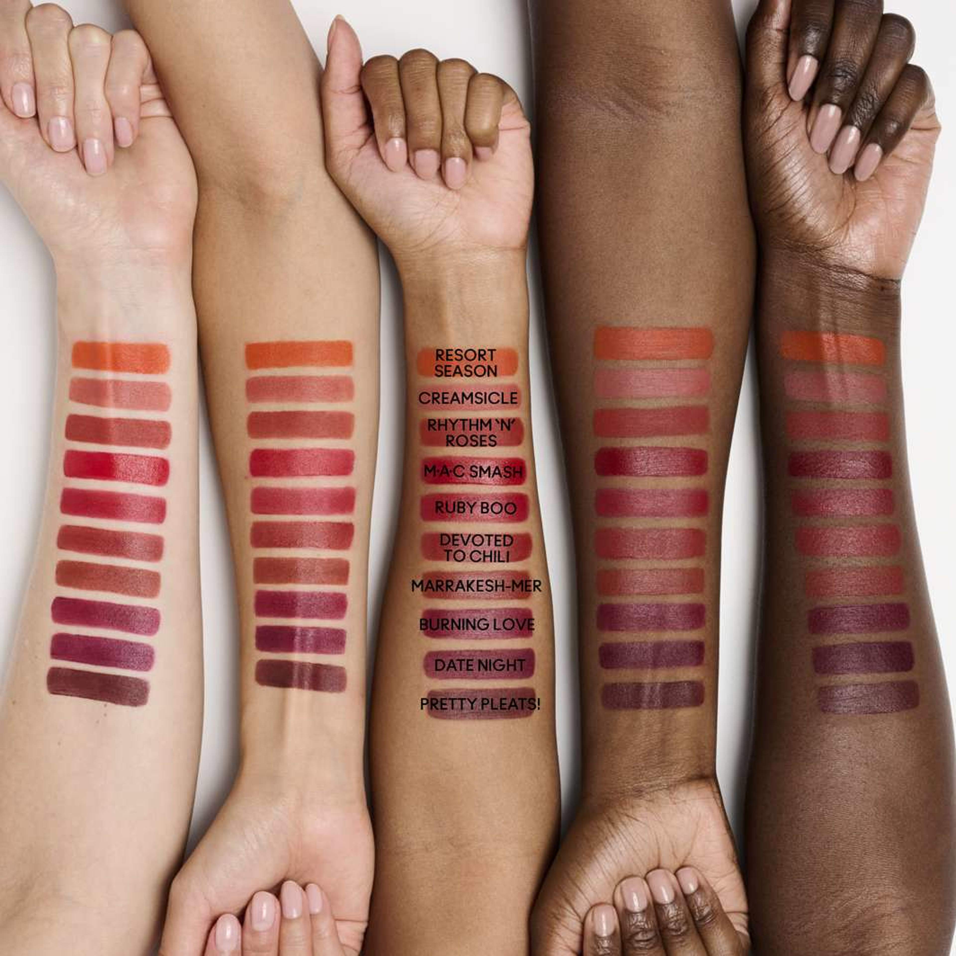 Powder Kiss Lip + Cheek Mousse, från MAC Cosmetics, i färgen More The Mehr-ier. Klicka för att öppna bilden i stort format