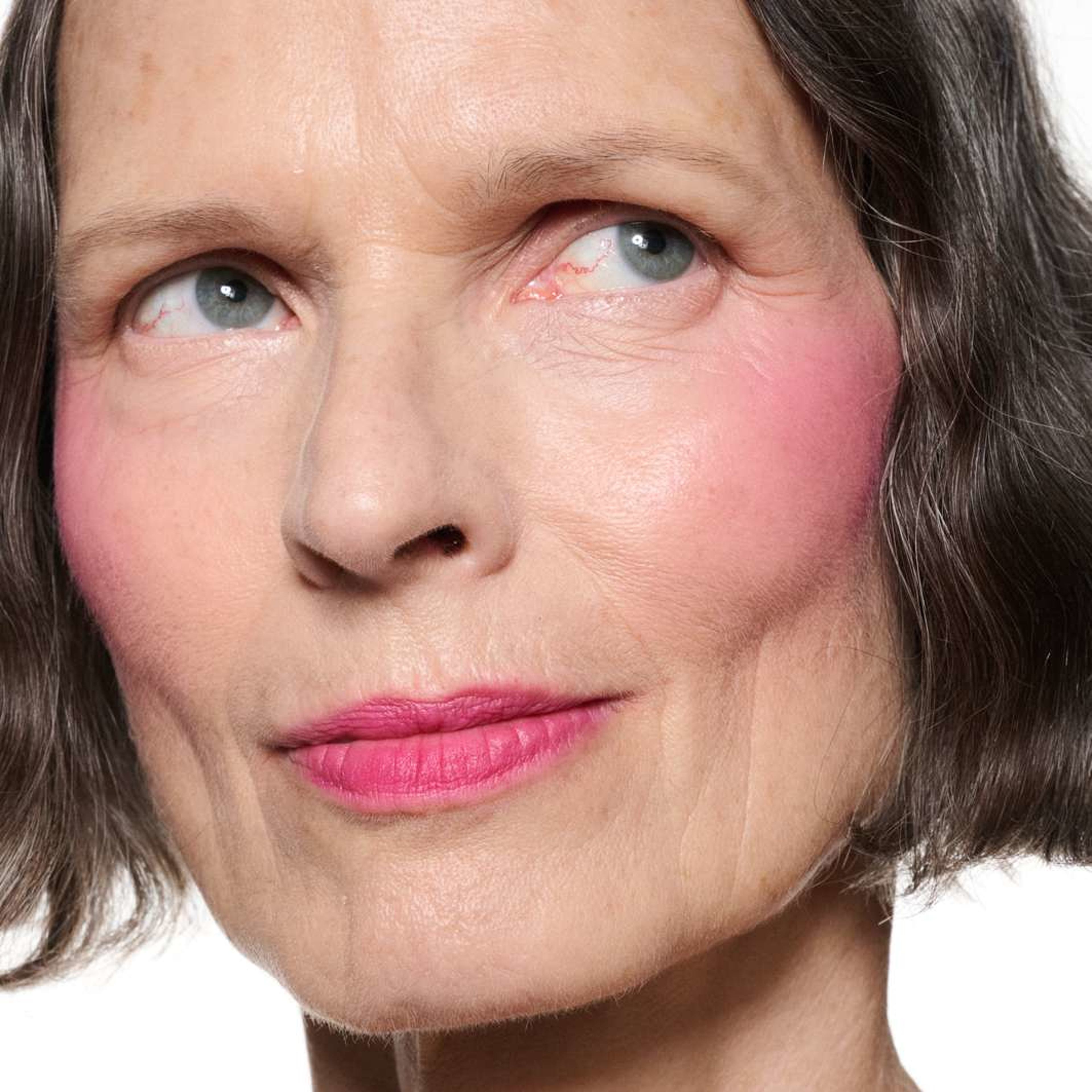 Powder Kiss Lip + Cheek Mousse, från MAC Cosmetics, i färgen Make It Fashun!. Klicka för att öppna bilden i stort format