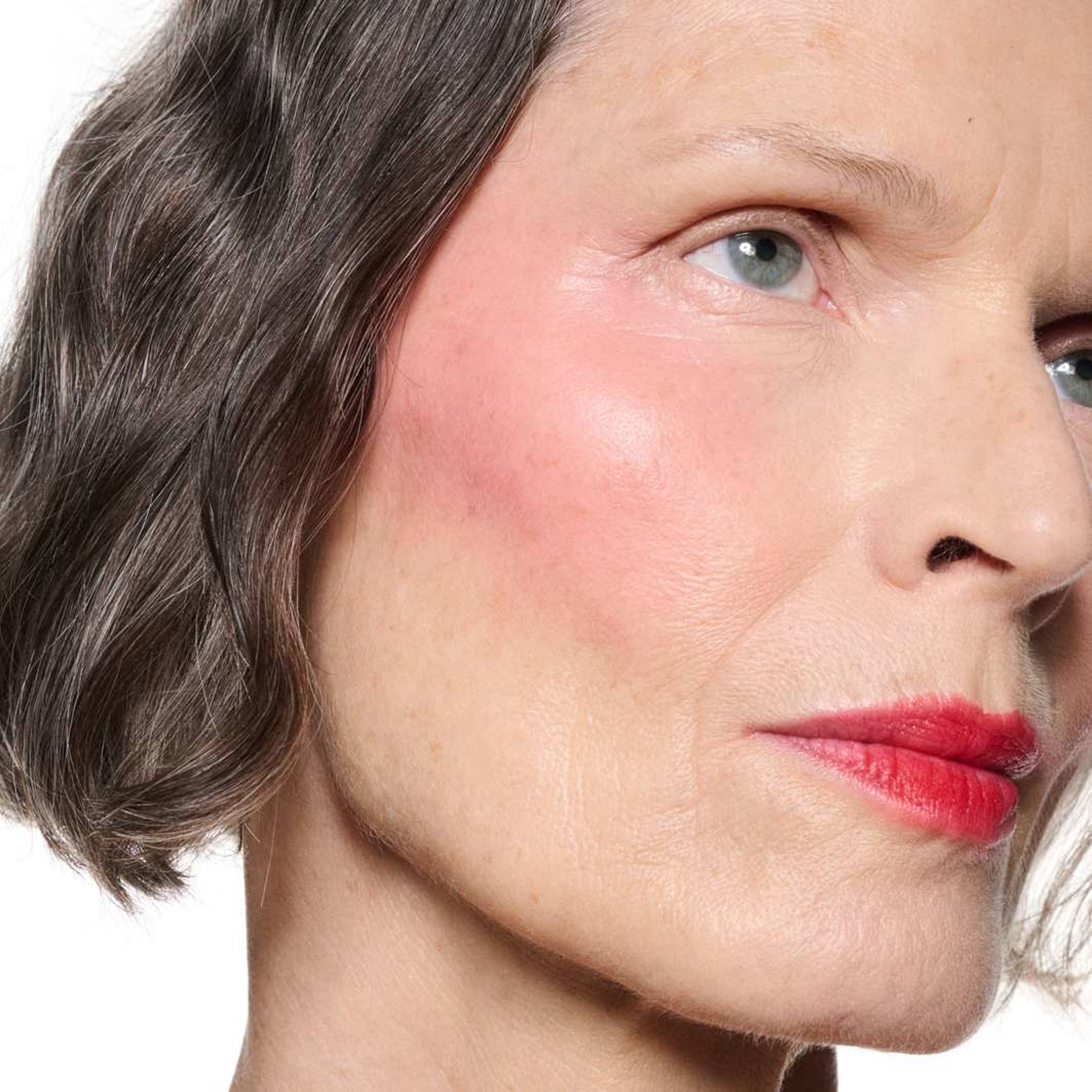 Powder Kiss Lip + Cheek Mousse, från MAC Cosmetics, i färgen M·a·csmash. Klicka för att öppna bilden i stort format