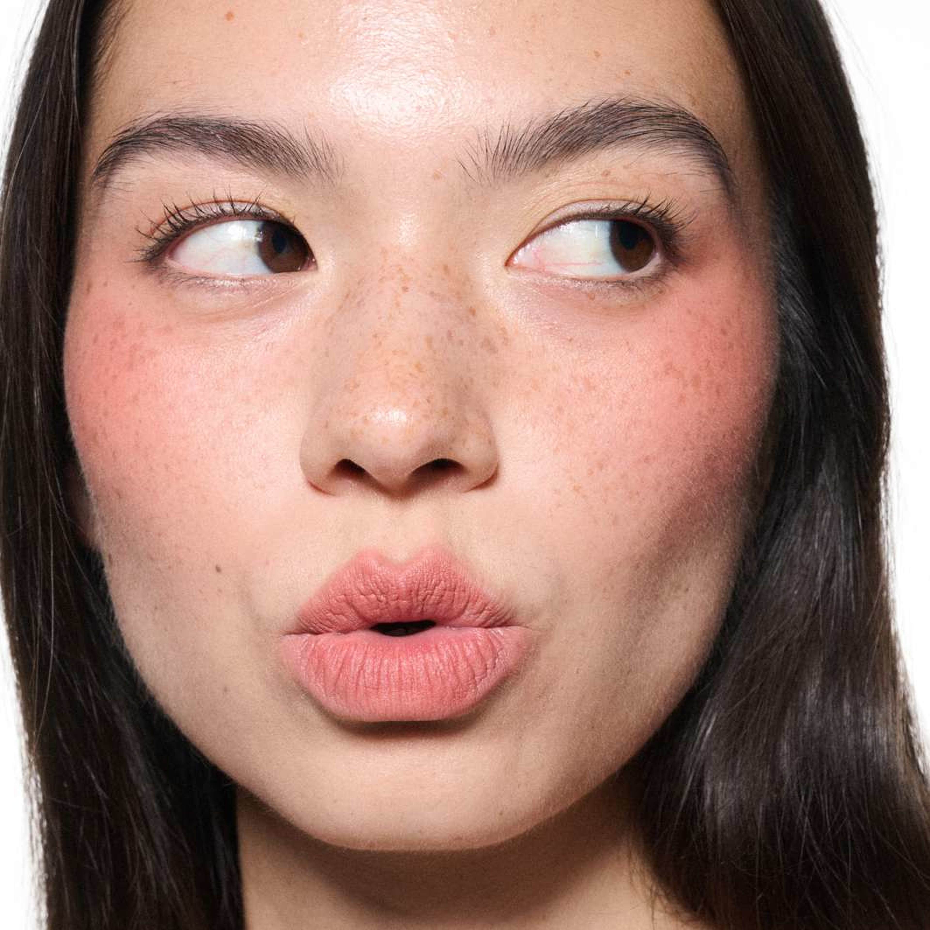 Powder Kiss Lip + Cheek Mousse, från MAC Cosmetics, i färgen Mull It Over. Klicka för att öppna bilden i stort format