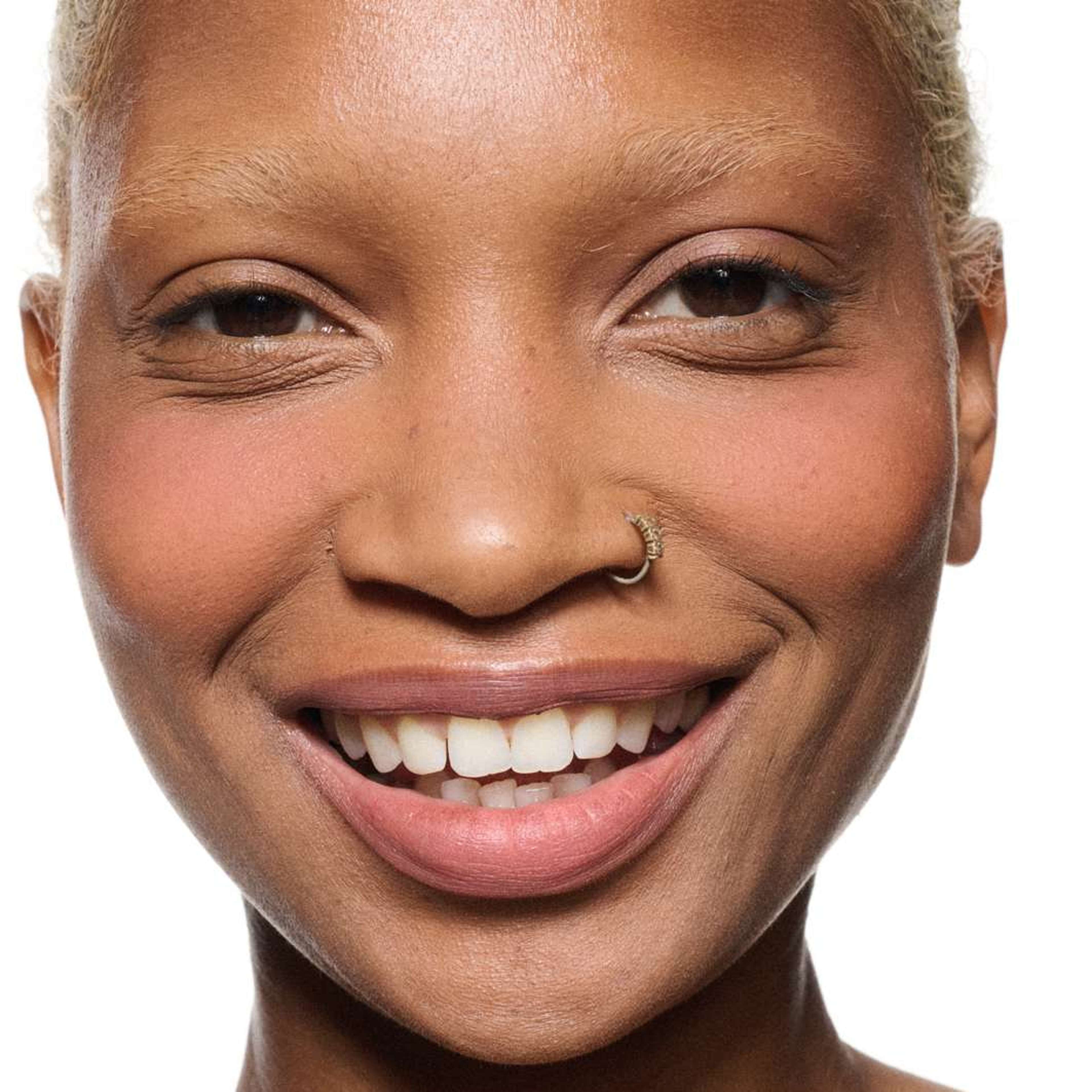 Powder Kiss Lip + Cheek Mousse, från MAC Cosmetics, i färgen Mull It Over. Klicka för att öppna bilden i stort format