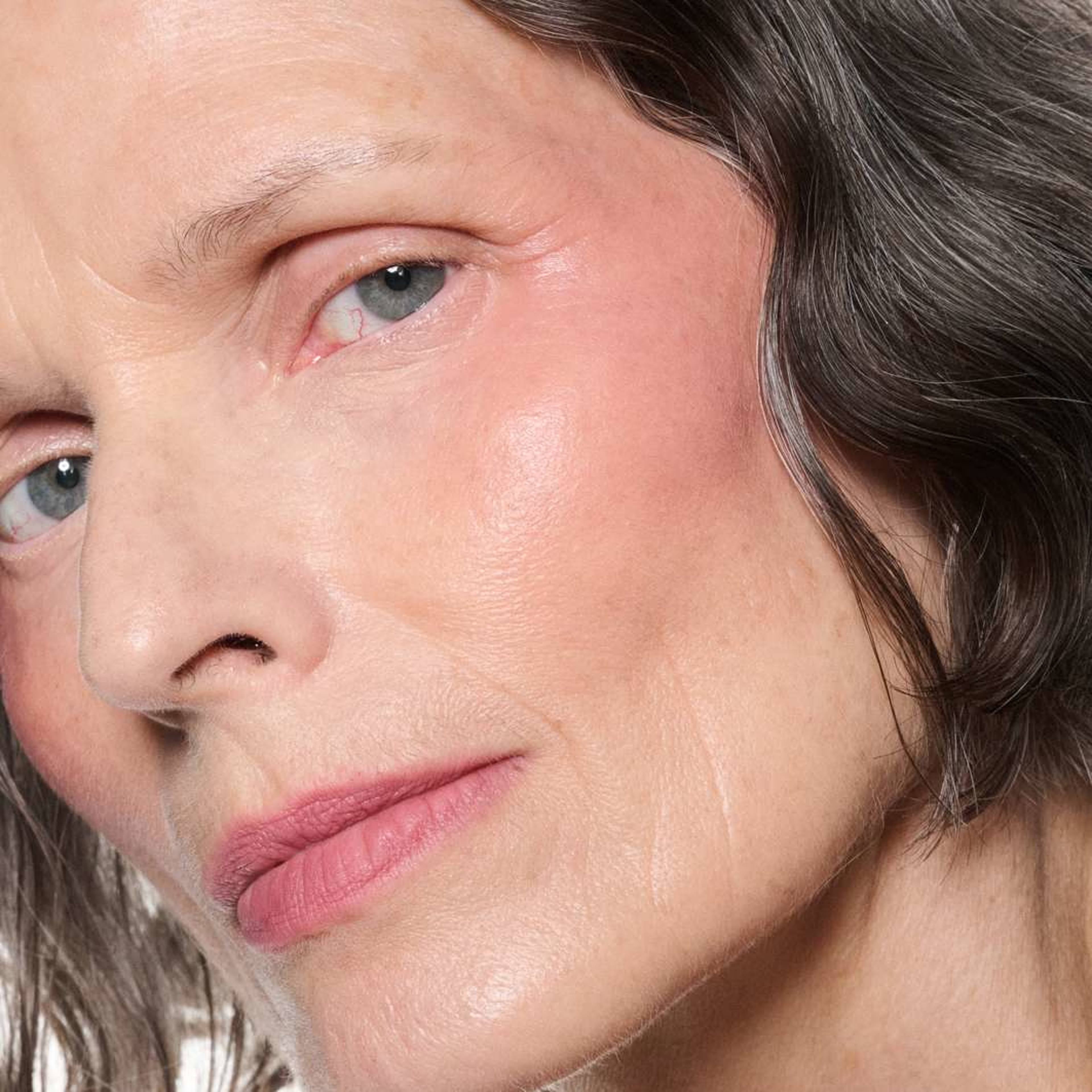 Powder Kiss Lip + Cheek Mousse, från MAC Cosmetics, i färgen More The Mehr-ier. Klicka för att öppna bilden i stort format