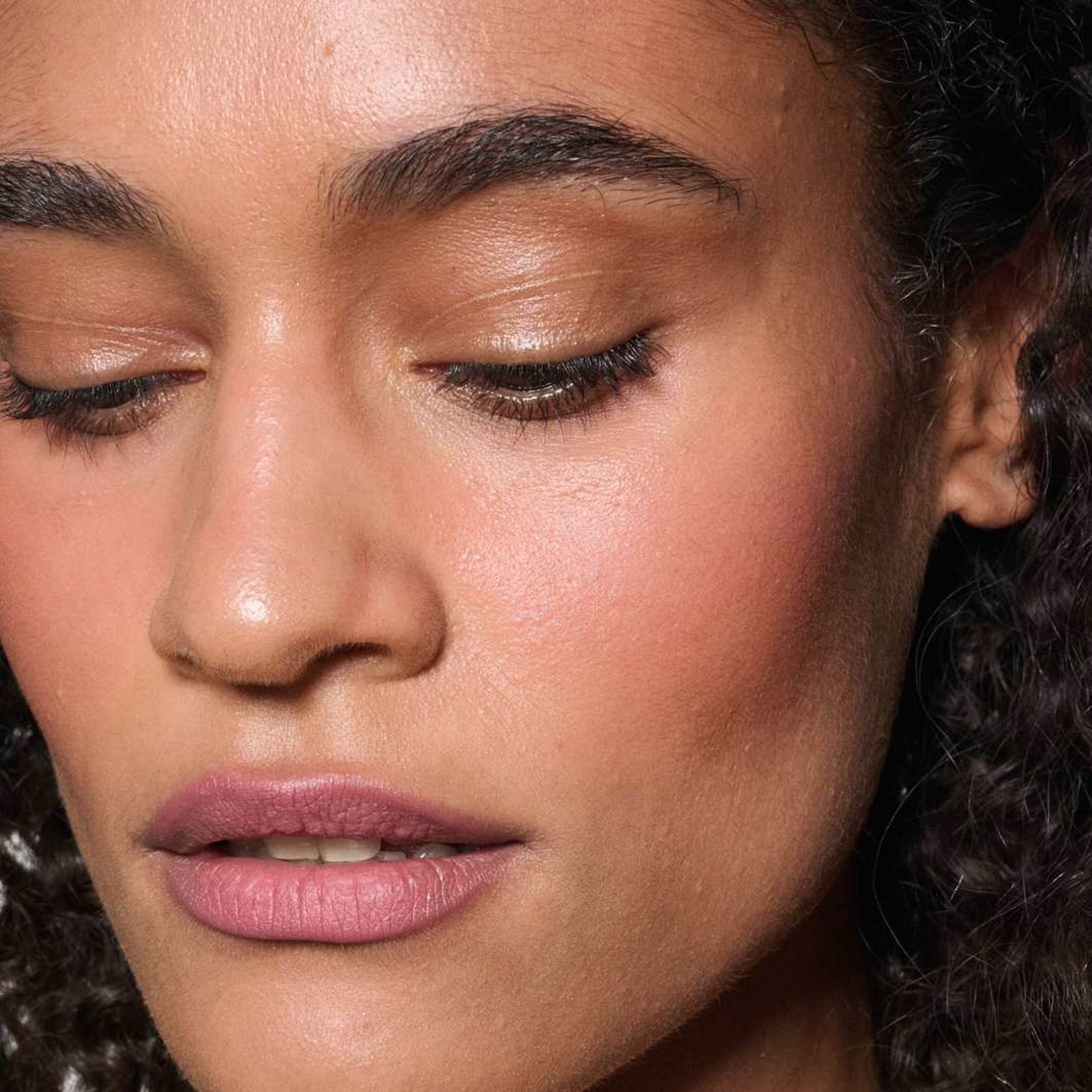 Powder Kiss Lip + Cheek Mousse, från MAC Cosmetics, i färgen More The Mehr-ier. Klicka för att öppna bilden i stort format