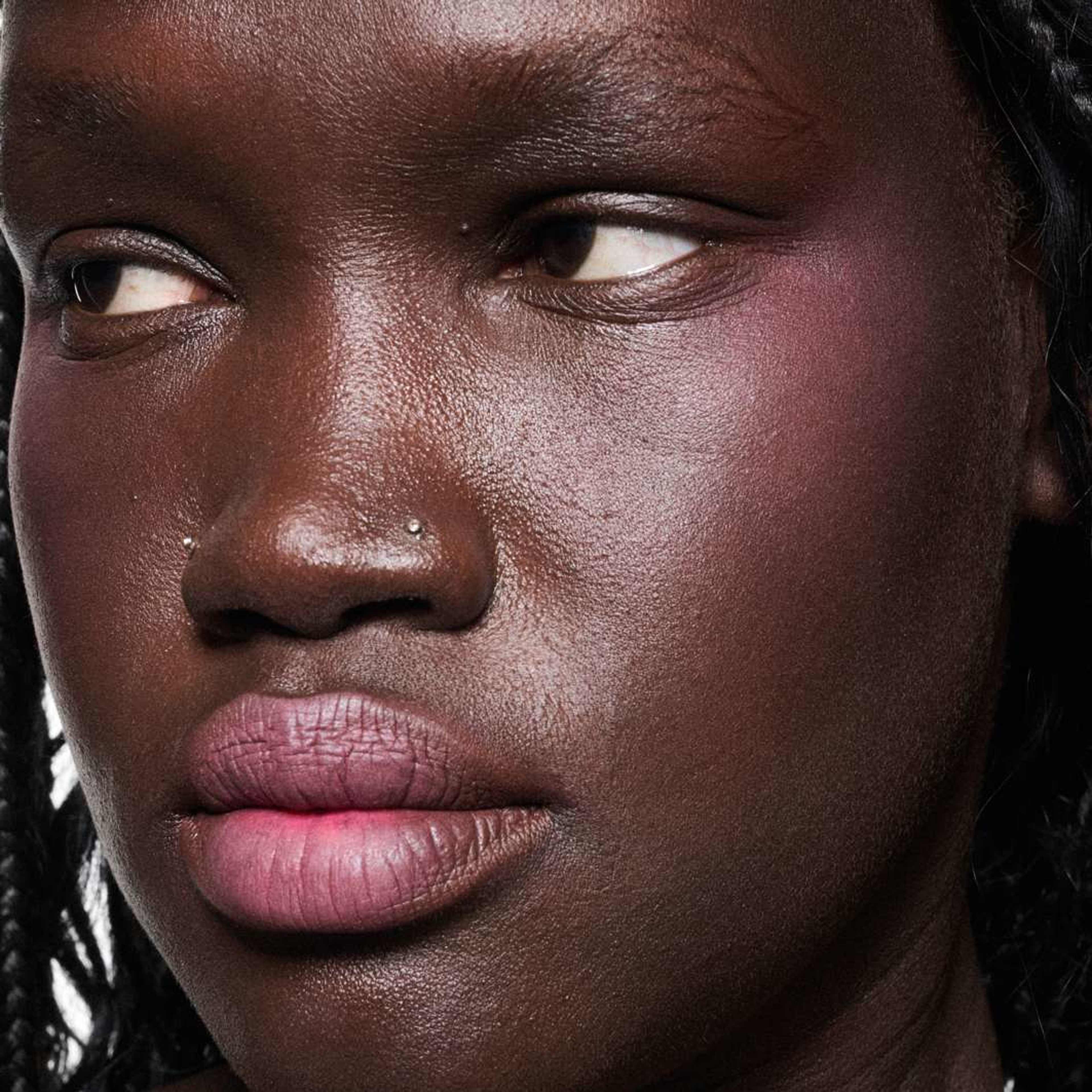 Powder Kiss Lip + Cheek Mousse, från MAC Cosmetics, i färgen More The Mehr-ier. Klicka för att öppna bilden i stort format