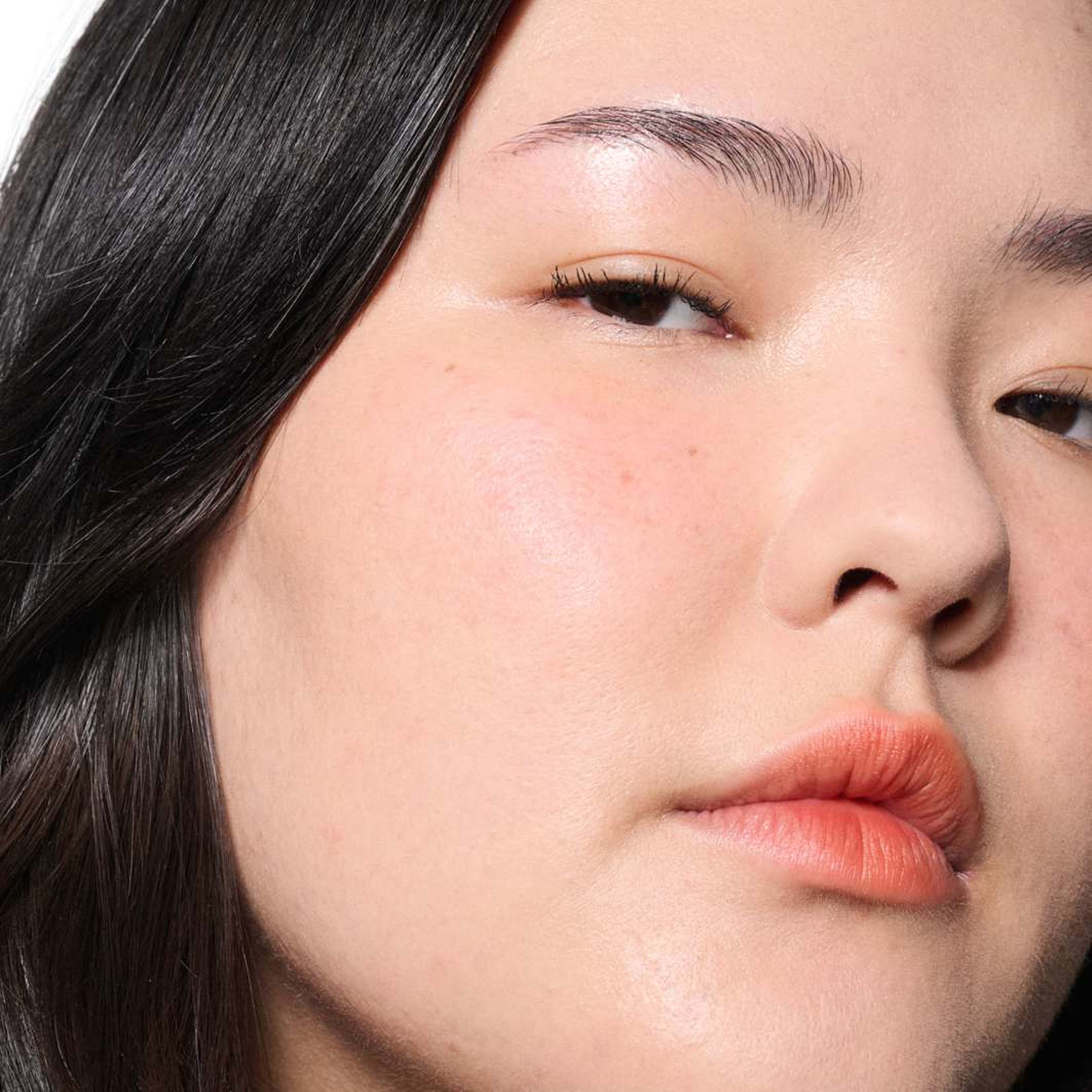 Powder Kiss Lip + Cheek Mousse, från MAC Cosmetics, i färgen Resort Season. Klicka för att öppna bilden i stort format