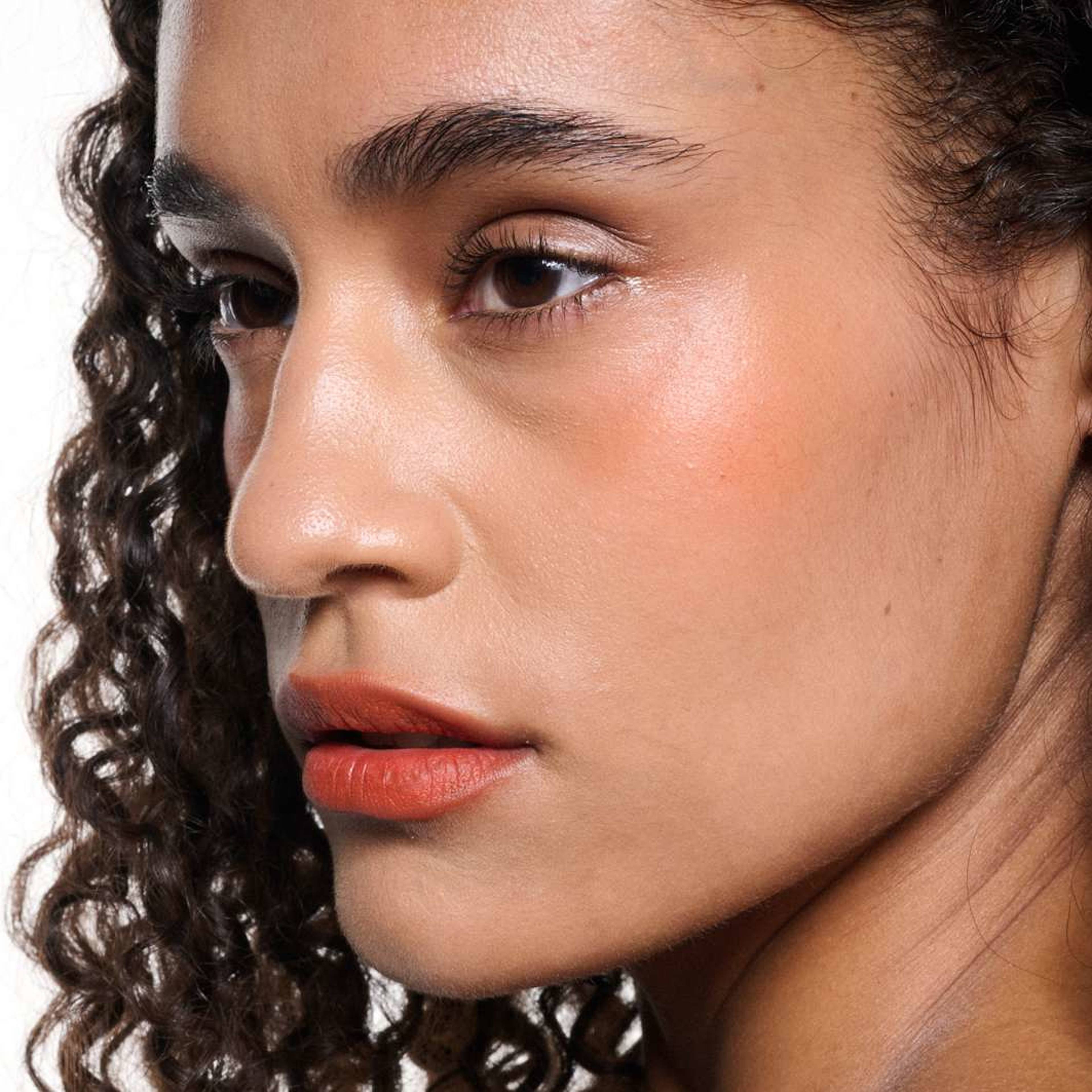 Powder Kiss Lip + Cheek Mousse, från MAC Cosmetics, i färgen Resort Season. Klicka för att öppna bilden i stort format