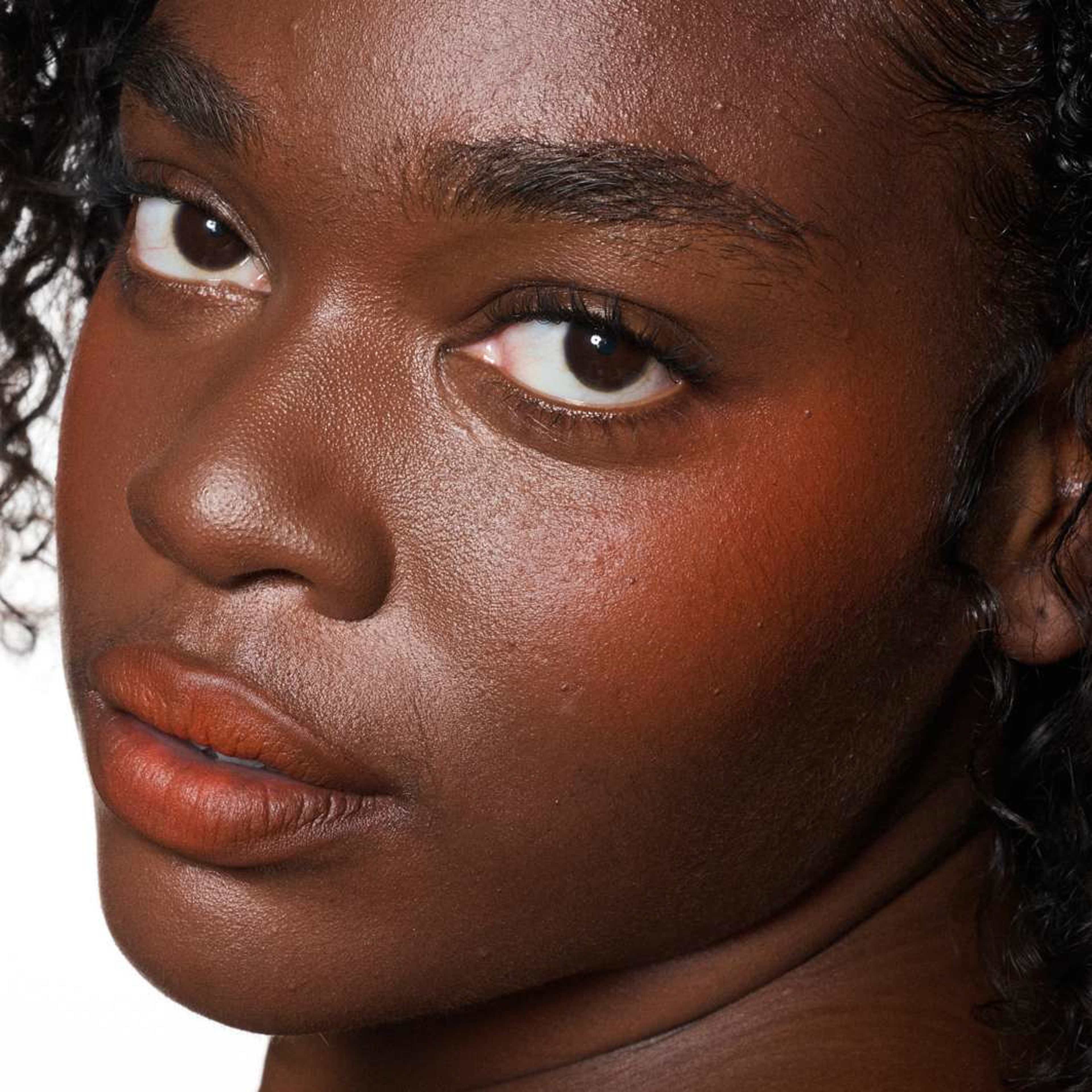 Powder Kiss Lip + Cheek Mousse, från MAC Cosmetics, i färgen Resort Season. Klicka för att öppna bilden i stort format