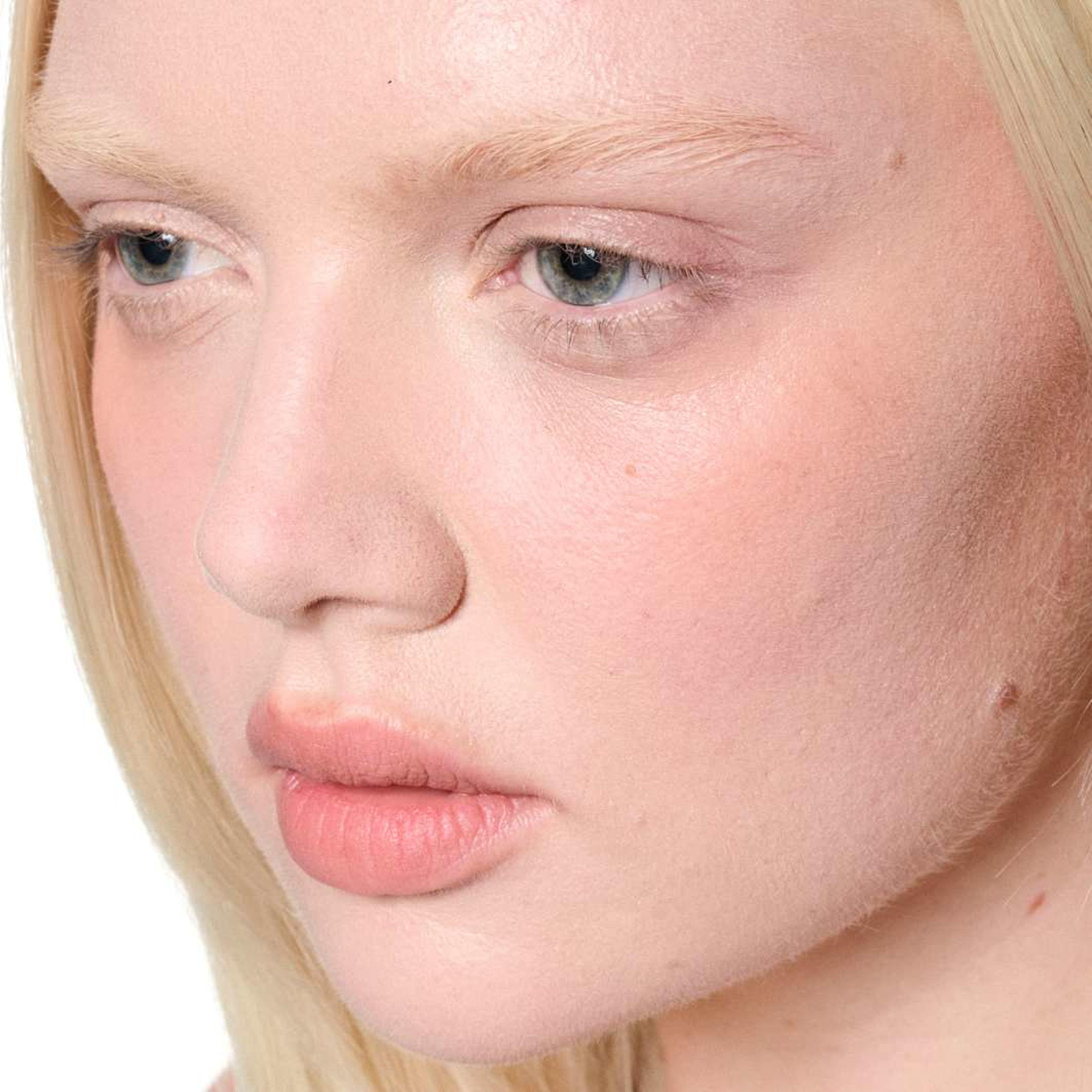 Powder Kiss Lip + Cheek Mousse, från MAC Cosmetics, i färgen Date-maker. Klicka för att öppna bilden i stort format