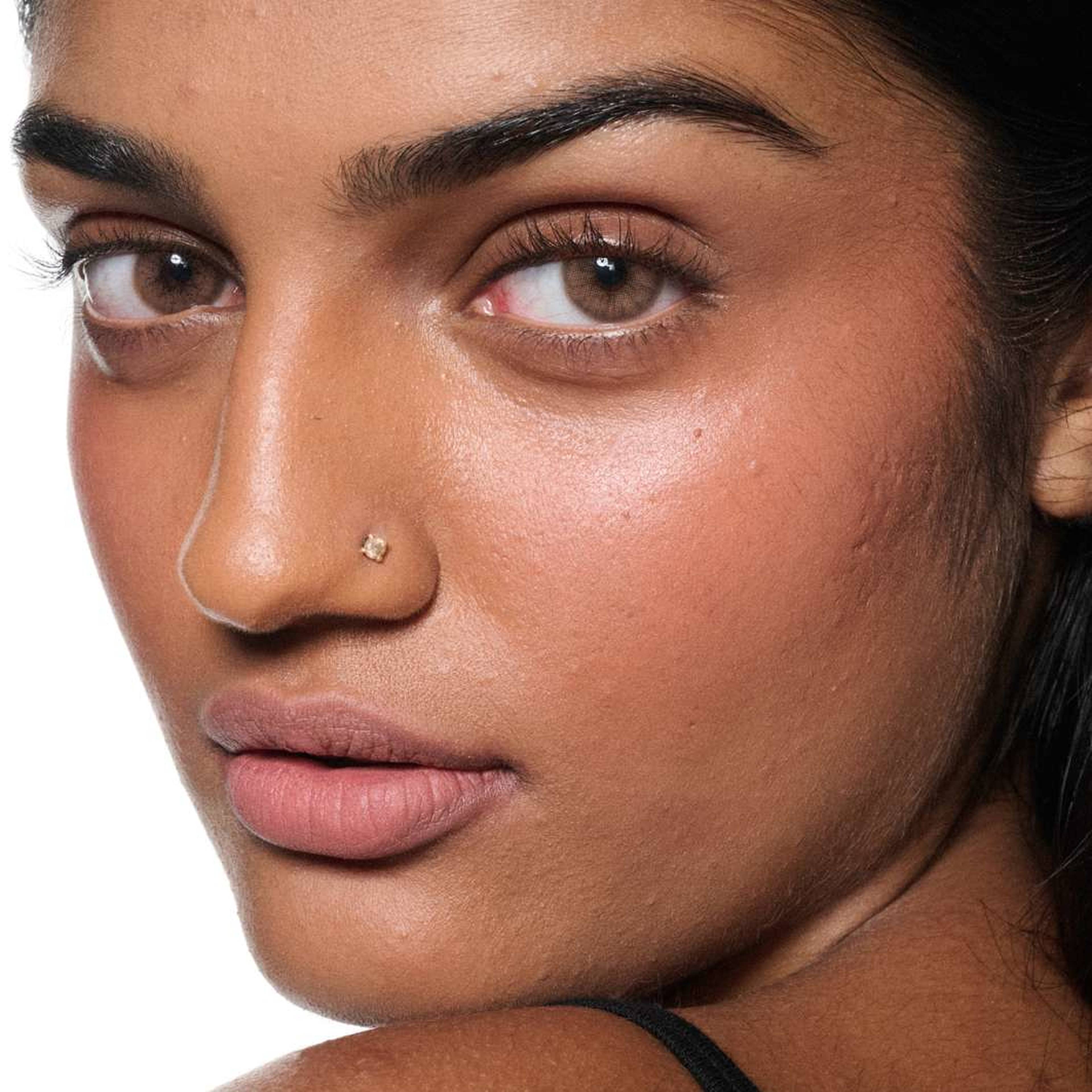 Powder Kiss Lip + Cheek Mousse, från MAC Cosmetics, i färgen Date-maker. Klicka för att öppna bilden i stort format