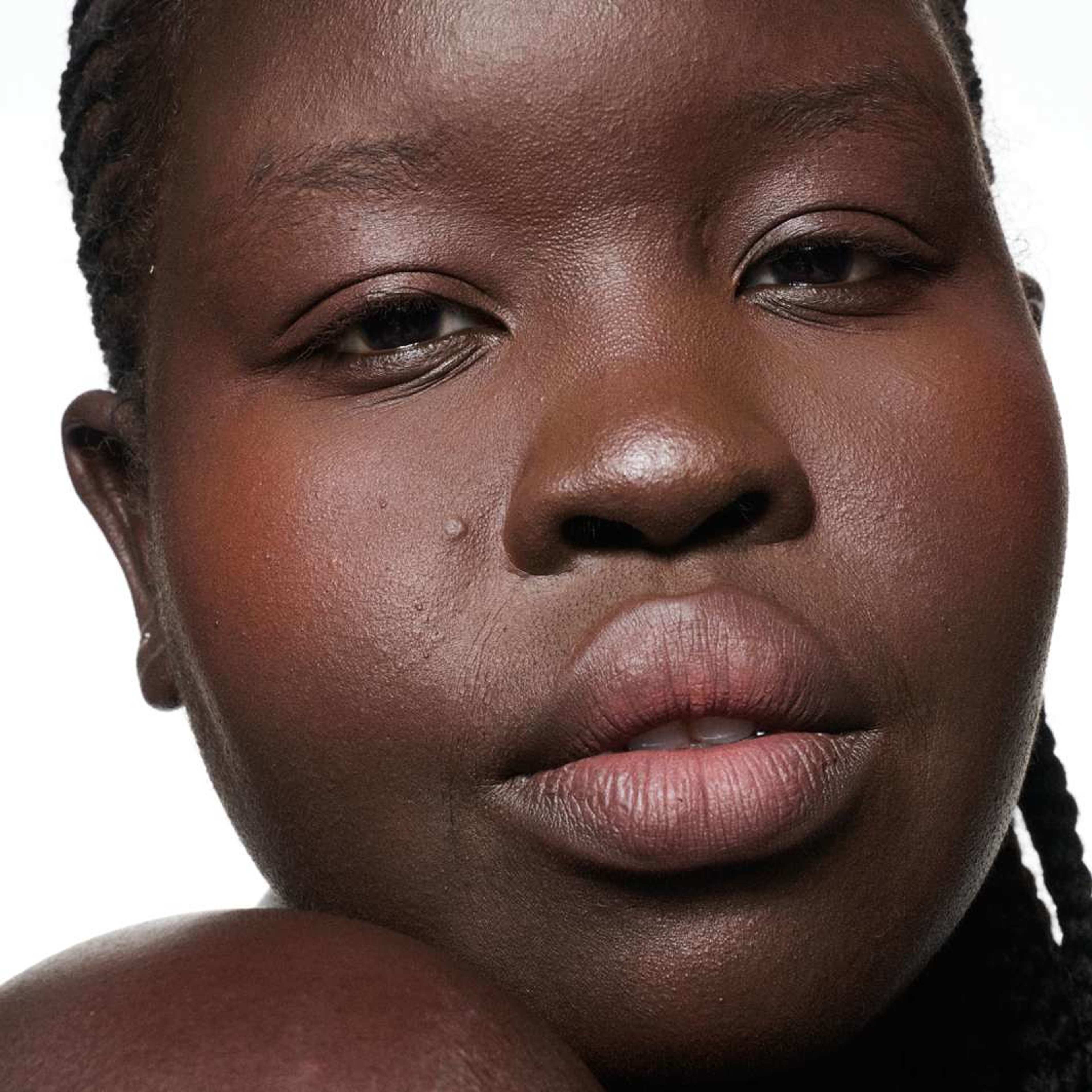 Powder Kiss Lip + Cheek Mousse, från MAC Cosmetics, i färgen Date-maker. Klicka för att öppna bilden i stort format