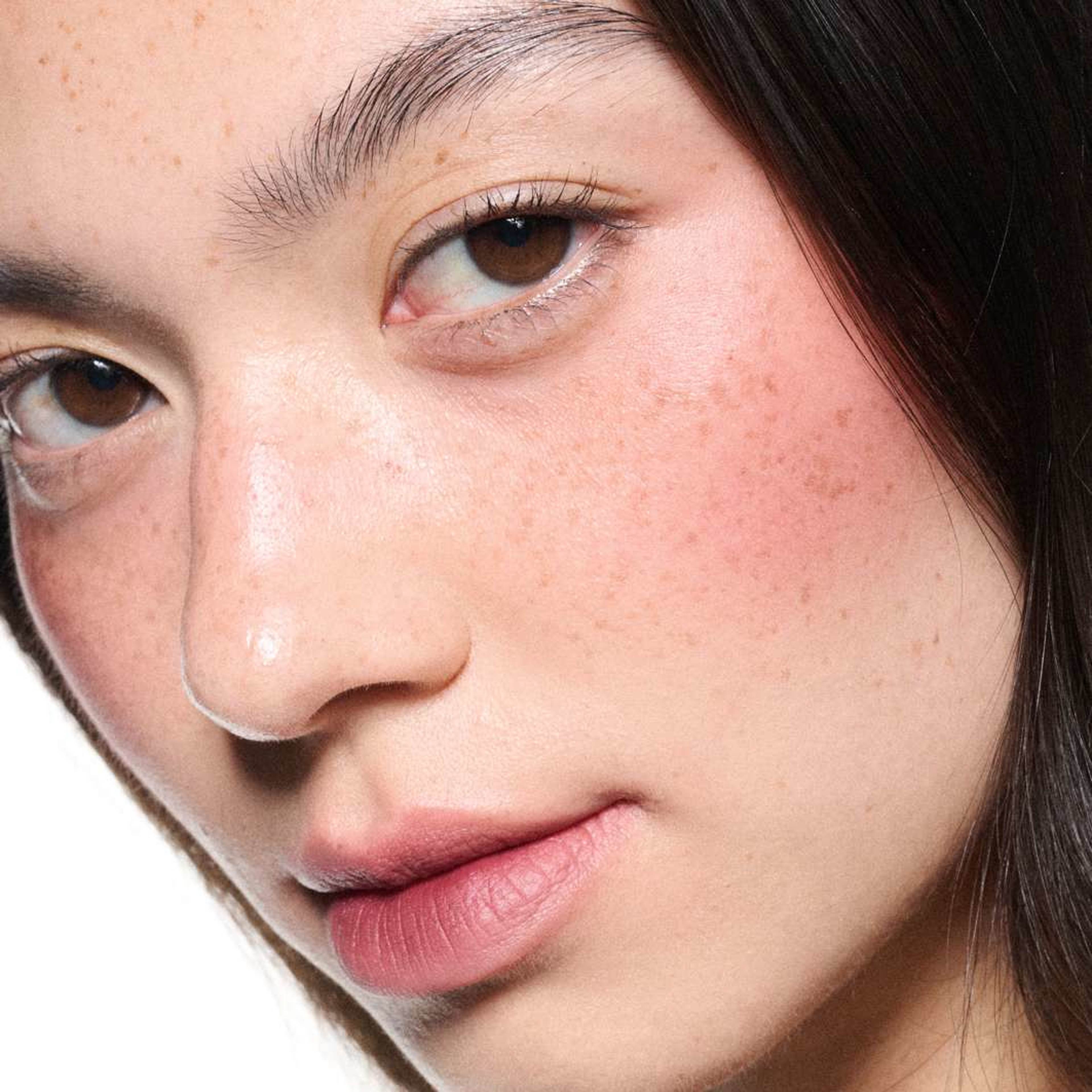 Powder Kiss Lip + Cheek Mousse, från MAC Cosmetics, i färgen Pretty Pleats!. Klicka för att öppna bilden i stort format