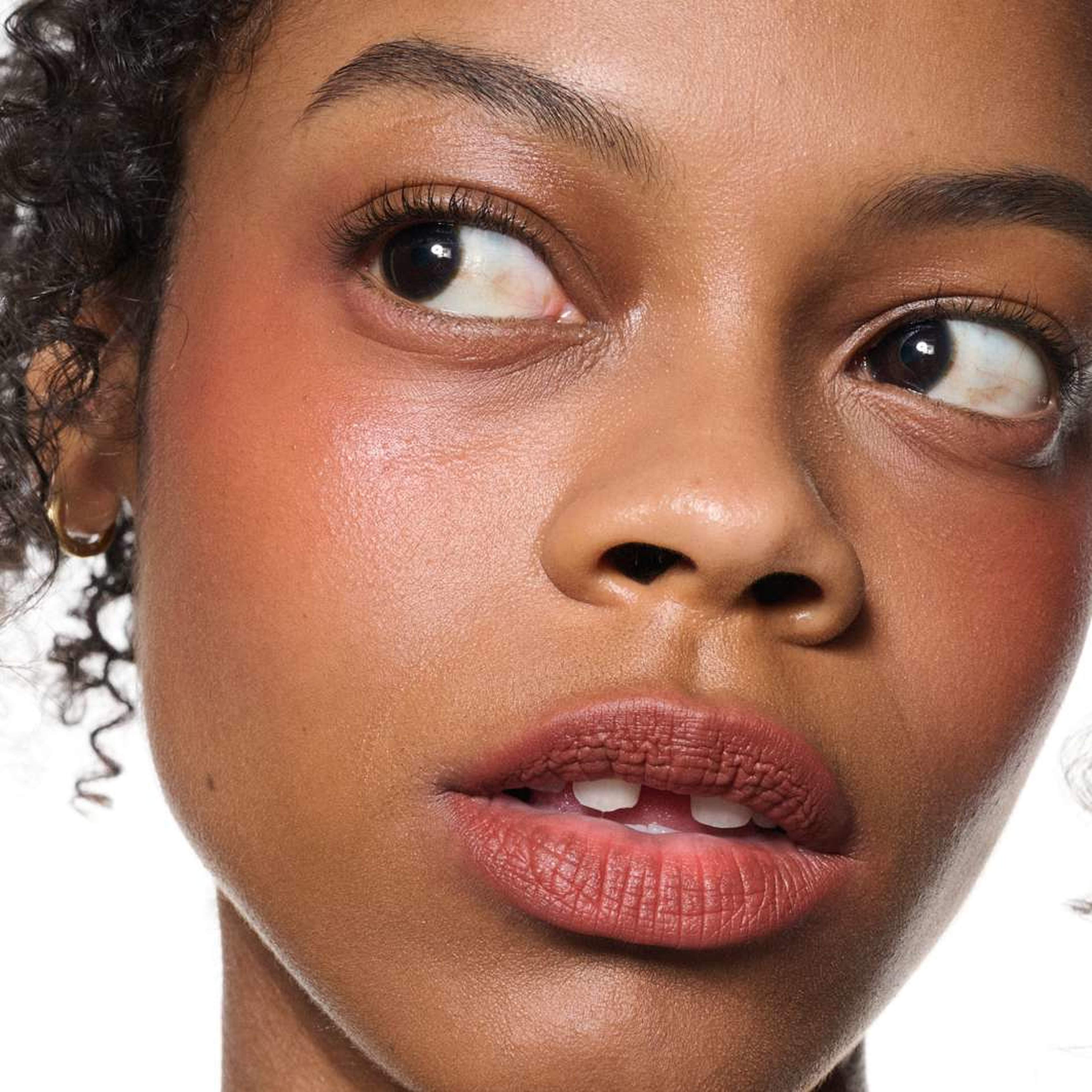 Powder Kiss Lip + Cheek Mousse, från MAC Cosmetics, i färgen Marrakesh-mere. Klicka för att öppna bilden i stort format