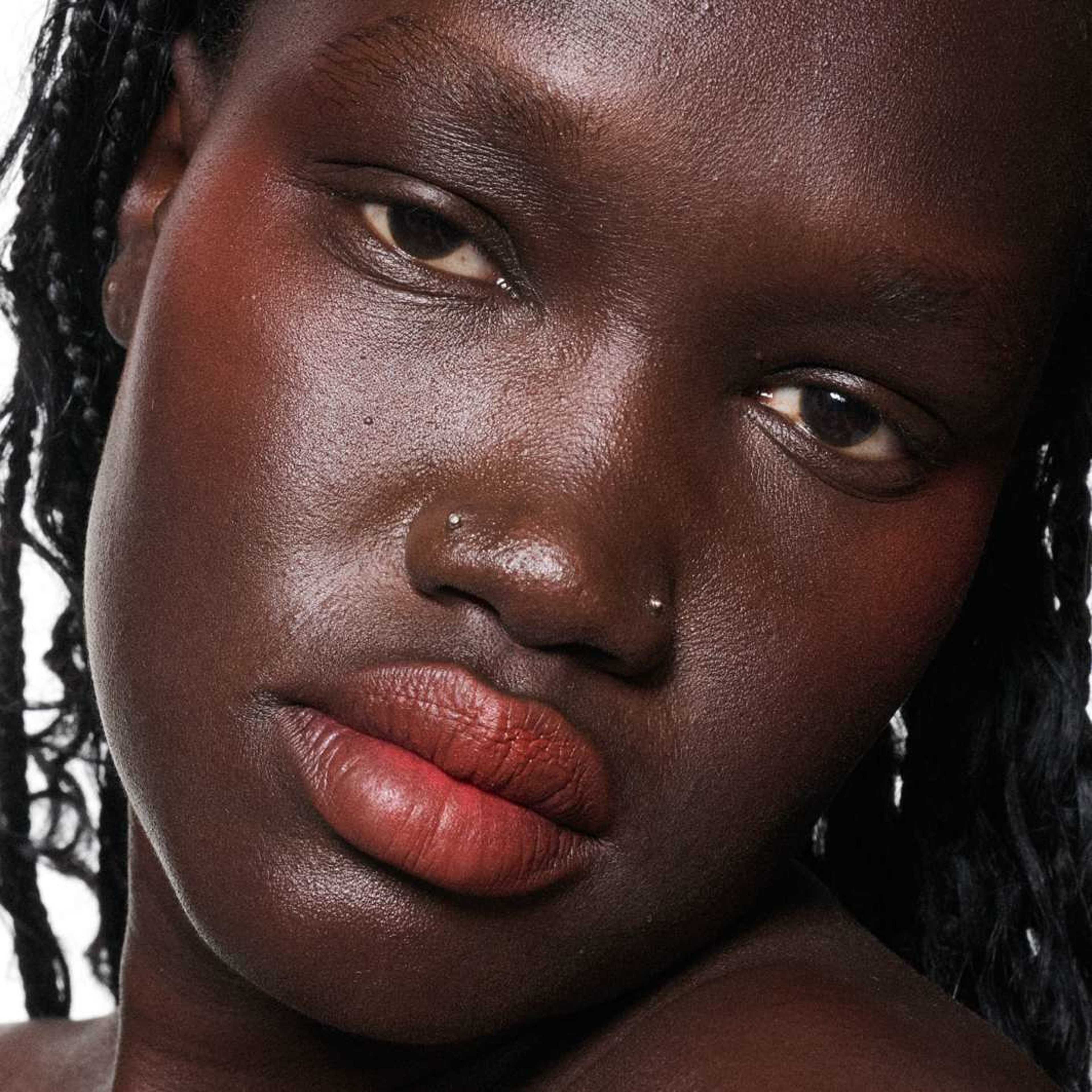 Powder Kiss Lip + Cheek Mousse, från MAC Cosmetics, i färgen Marrakesh-mere. Klicka för att öppna bilden i stort format