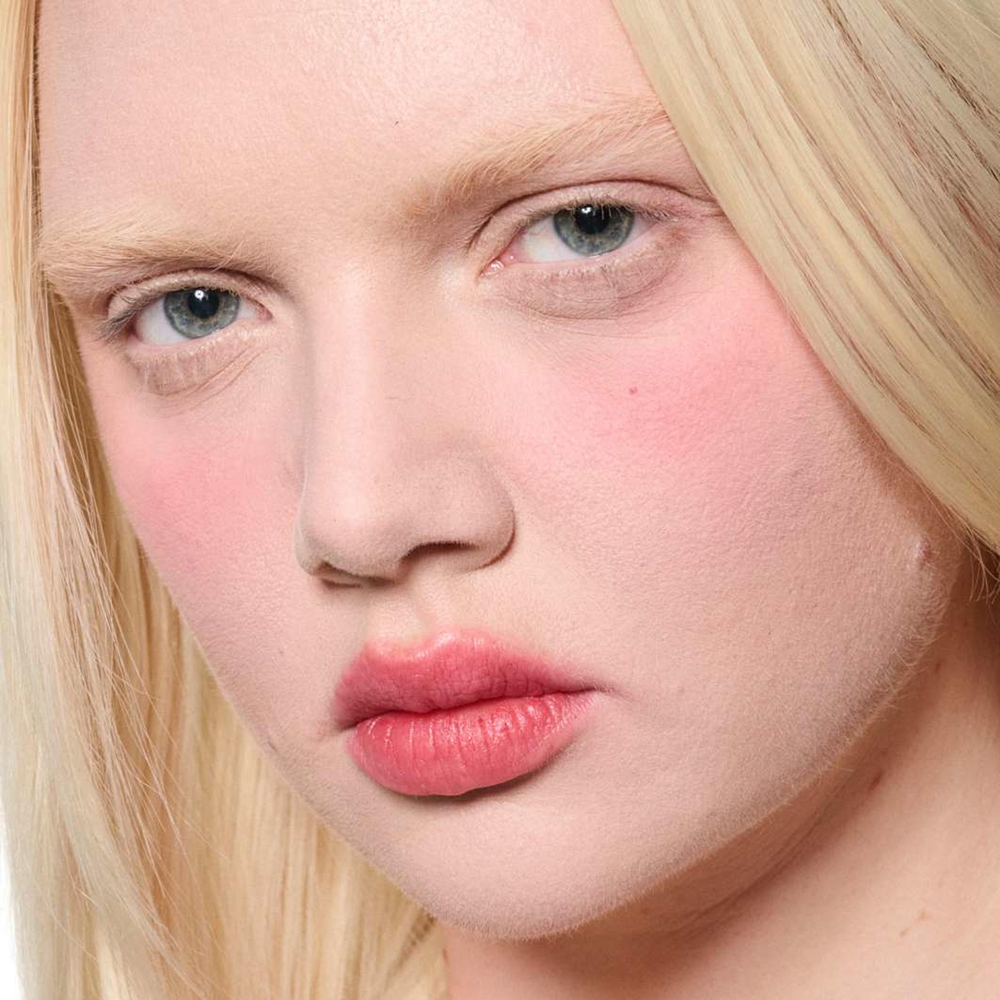 Powder Kiss Lip + Cheek Mousse, från MAC Cosmetics, i färgen Ruby Boo. Klicka för att öppna bilden i stort format