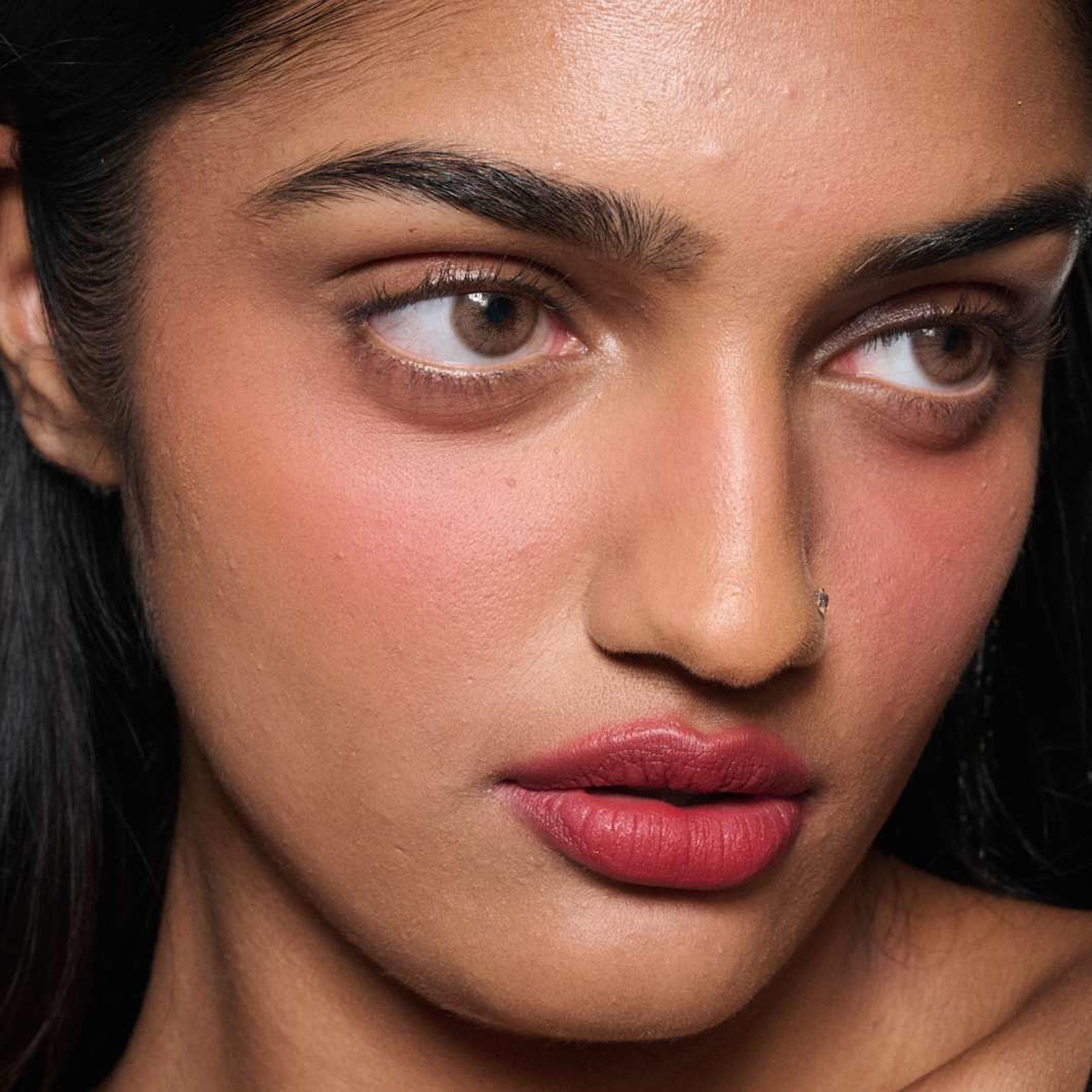 Powder Kiss Lip + Cheek Mousse, från MAC Cosmetics, i färgen Ruby Boo. Klicka för att öppna bilden i stort format