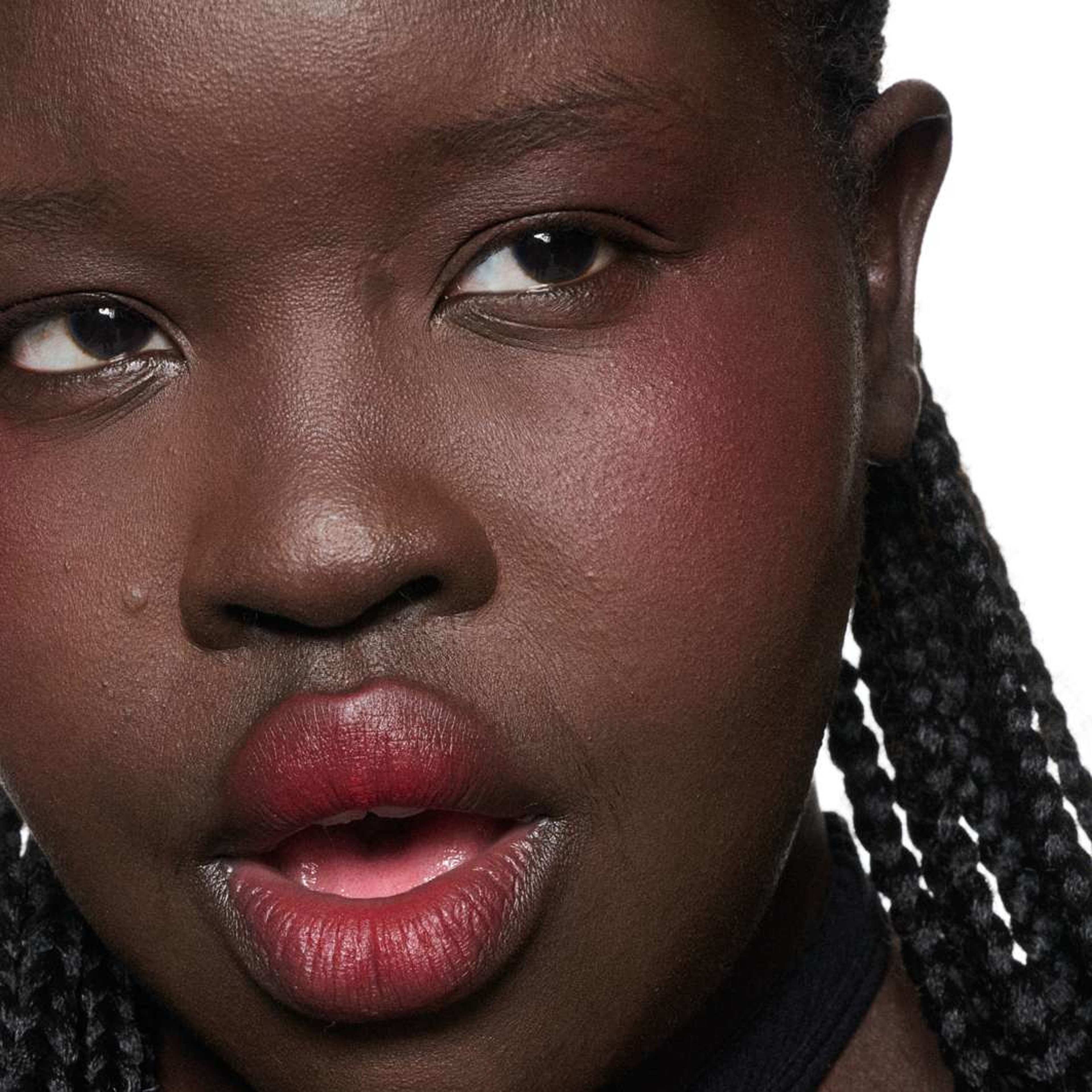 Powder Kiss Lip + Cheek Mousse, från MAC Cosmetics, i färgen Ruby Boo. Klicka för att öppna bilden i stort format