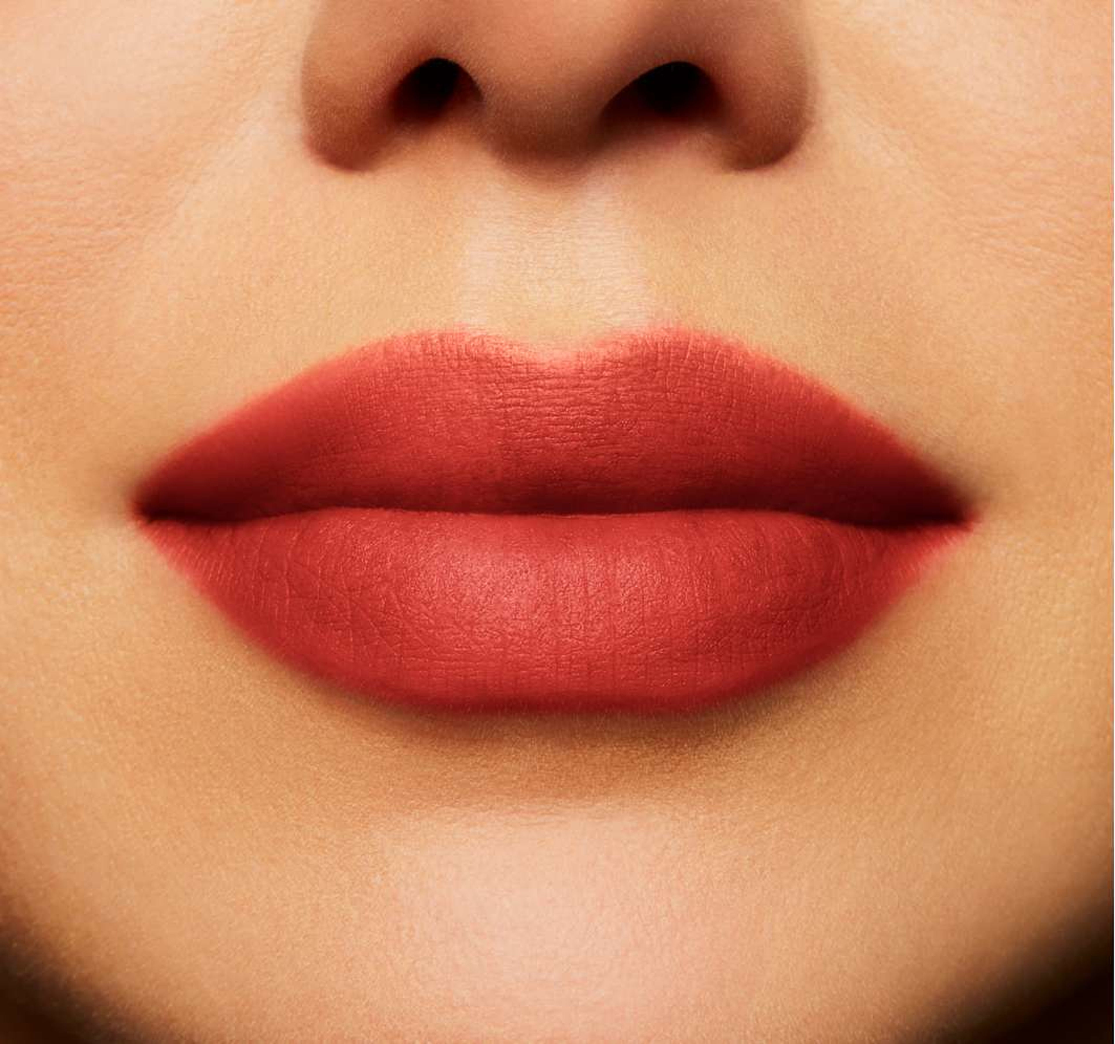 Powder Kiss Lip + Cheek Mousse, från MAC Cosmetics, i färgen Rhythm 'n' Roses. Klicka för att öppna bilden i stort format