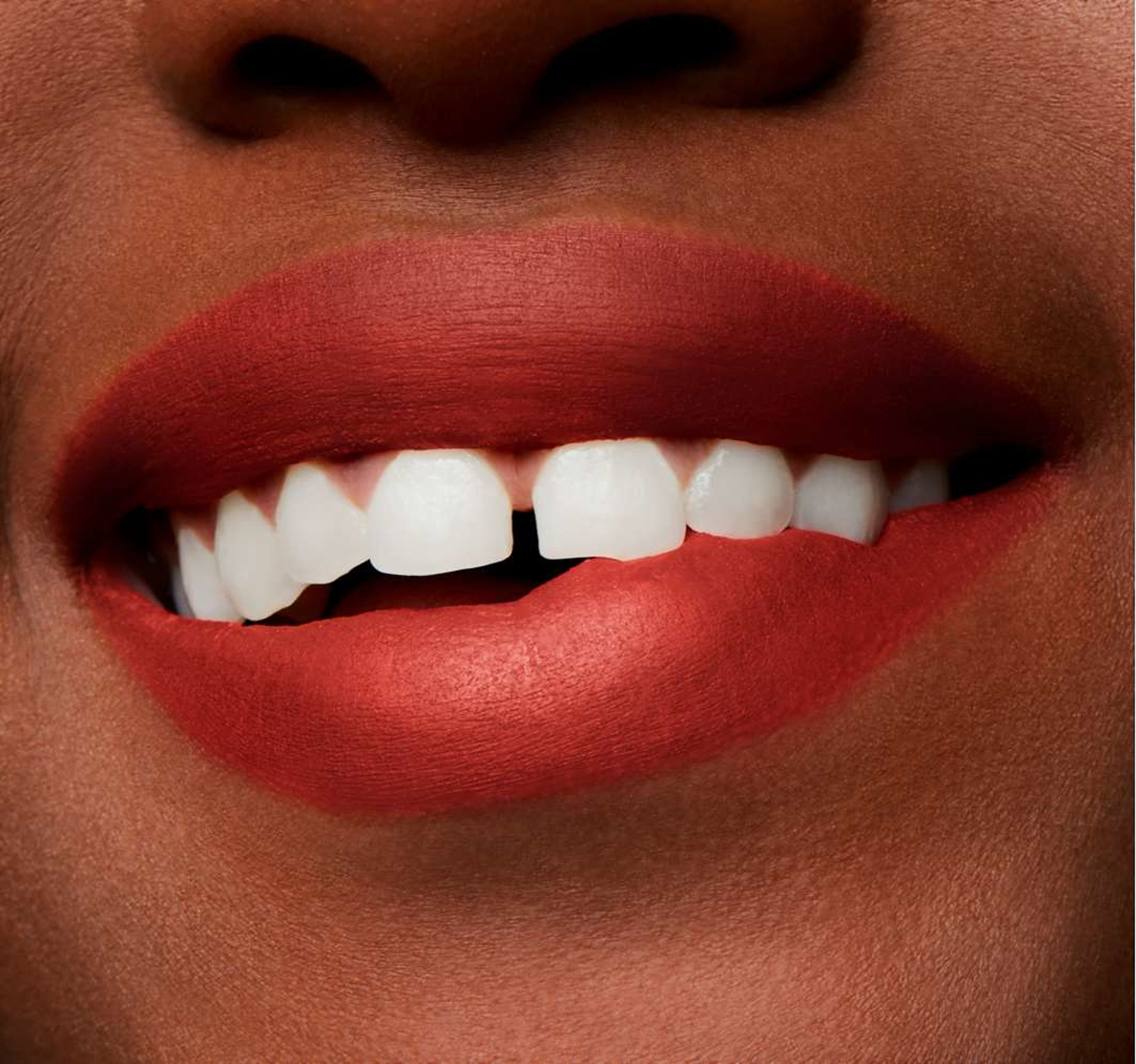 Powder Kiss Lip + Cheek Mousse, från MAC Cosmetics, i färgen Rhythm 'n' Roses. Klicka för att öppna bilden i stort format