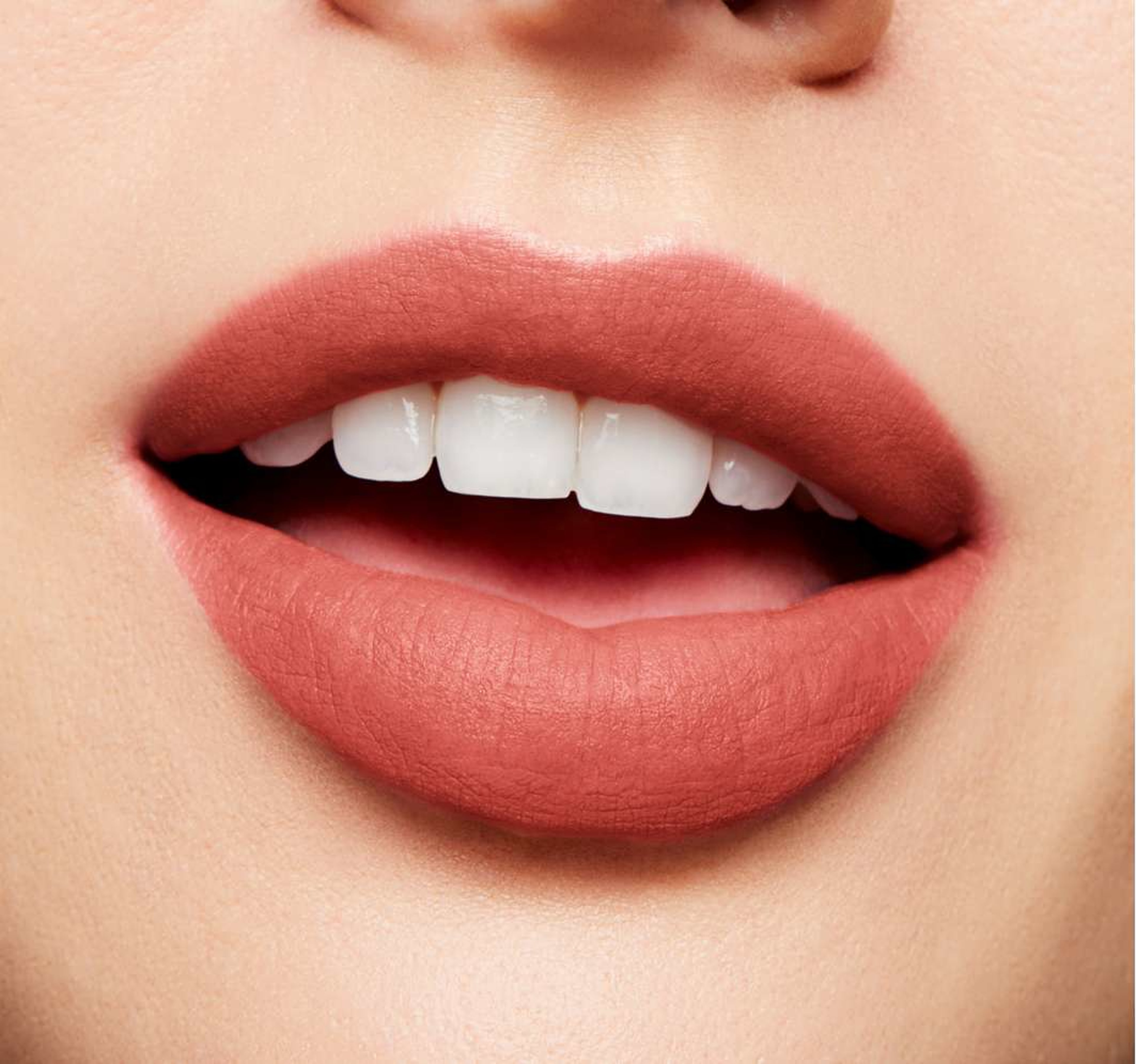 Powder Kiss Lip + Cheek Mousse, från MAC Cosmetics, i färgen Pink Roses. Klicka för att öppna bilden i stort format