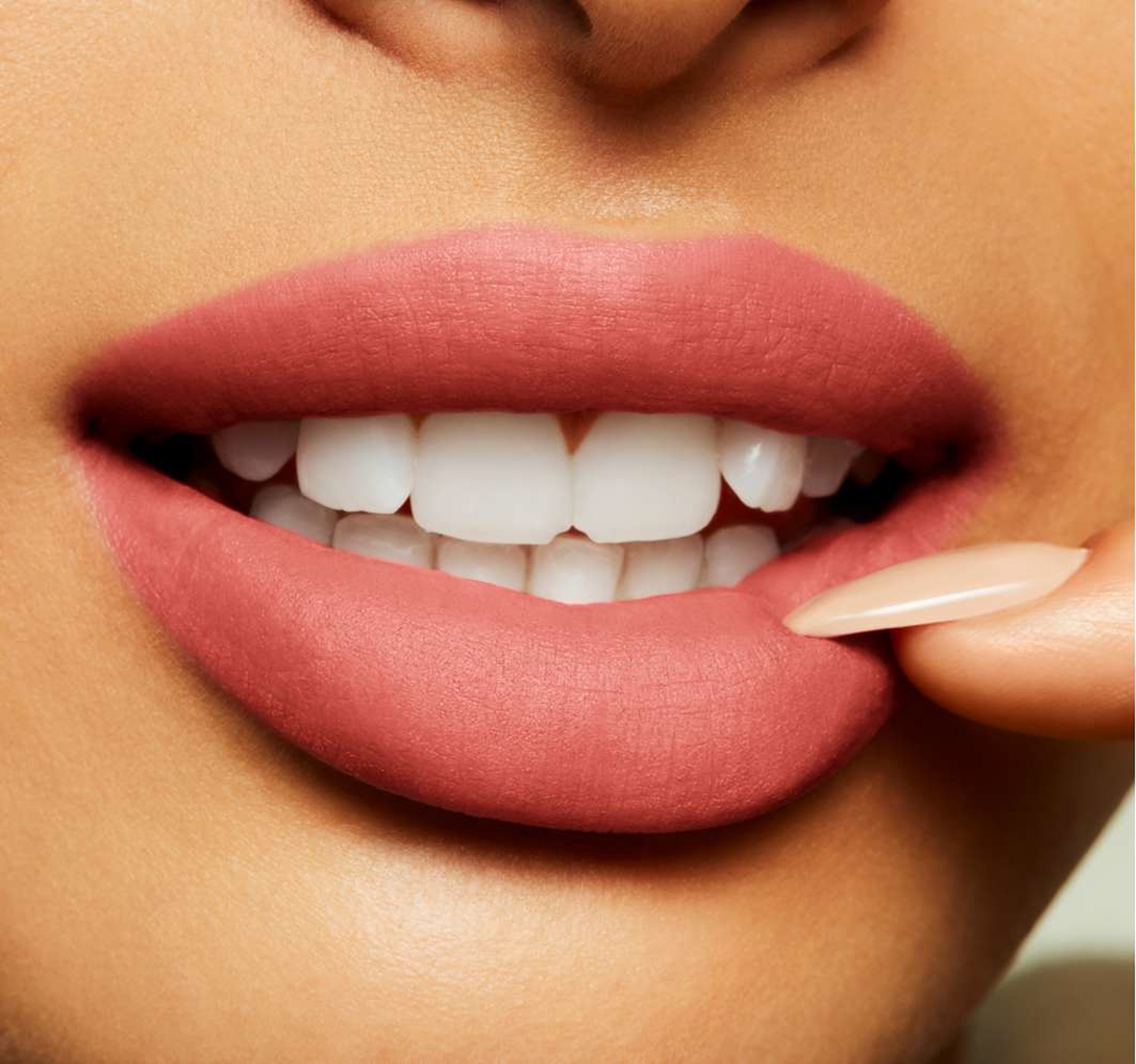 Powder Kiss Lip + Cheek Mousse, från MAC Cosmetics, i färgen Pink Roses. Klicka för att öppna bilden i stort format