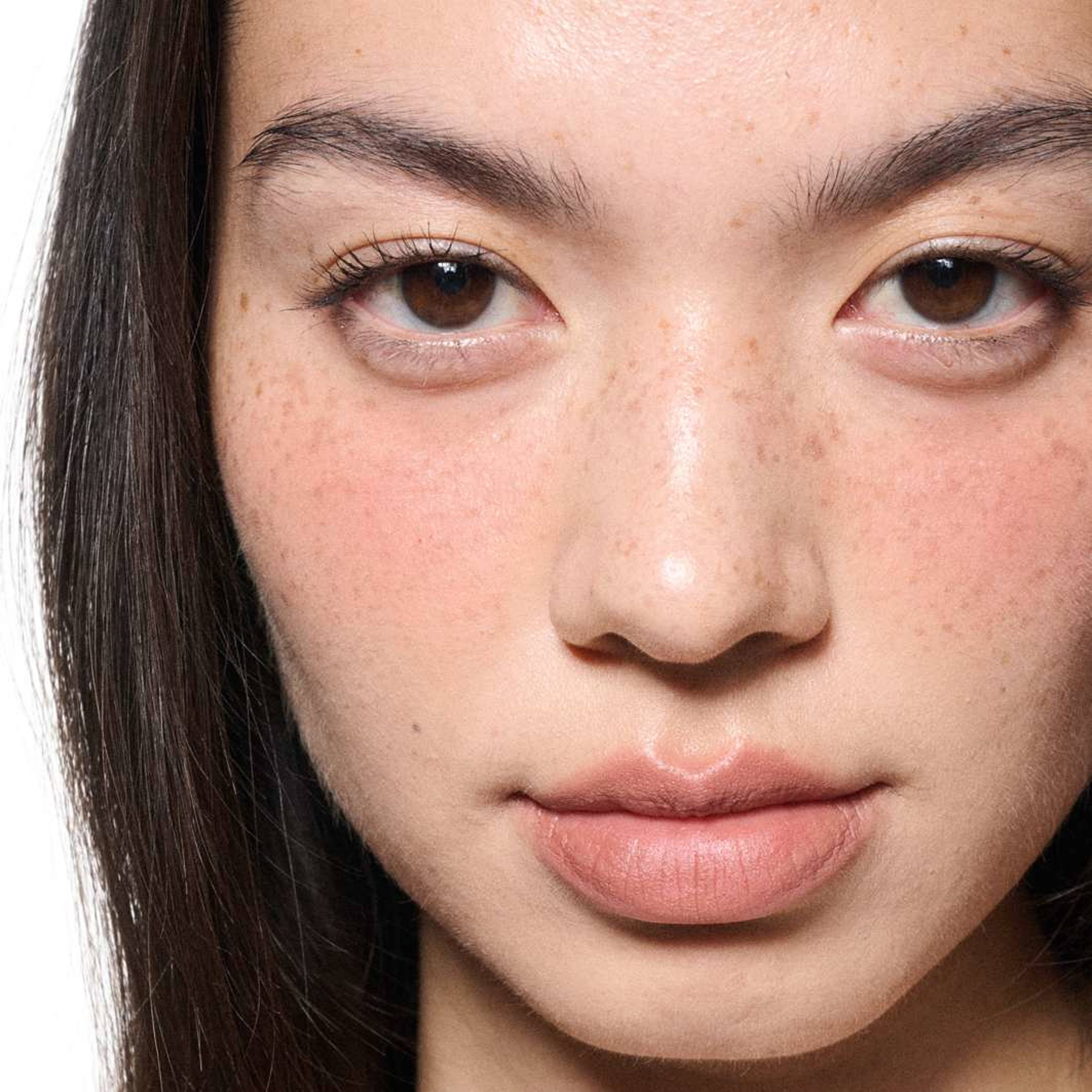 Powder Kiss Lip + Cheek Mousse, från MAC Cosmetics, i färgen Taken. Klicka för att öppna bilden i stort format