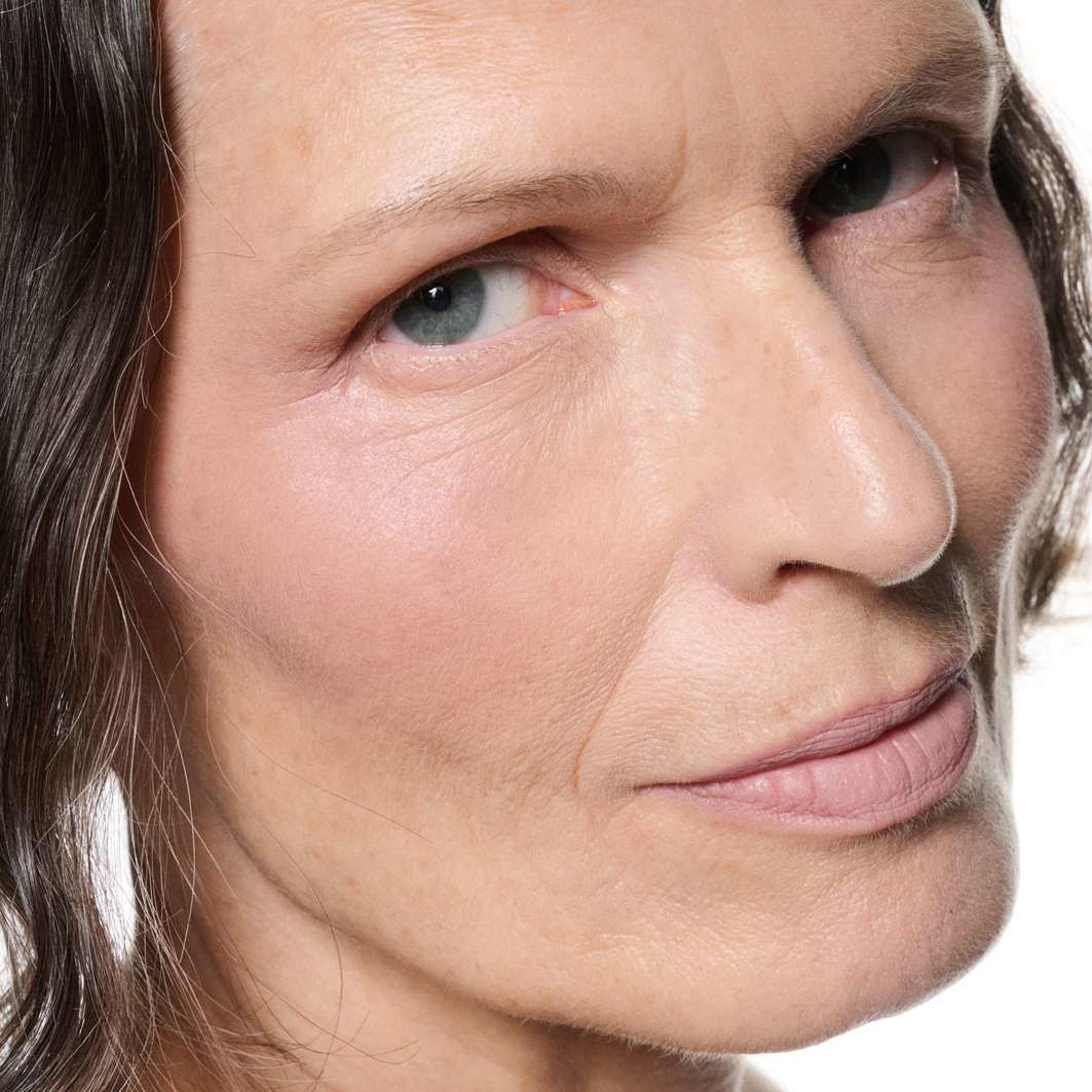 Powder Kiss Lip + Cheek Mousse, från MAC Cosmetics, i färgen It's Personal. Klicka för att öppna bilden i stort format