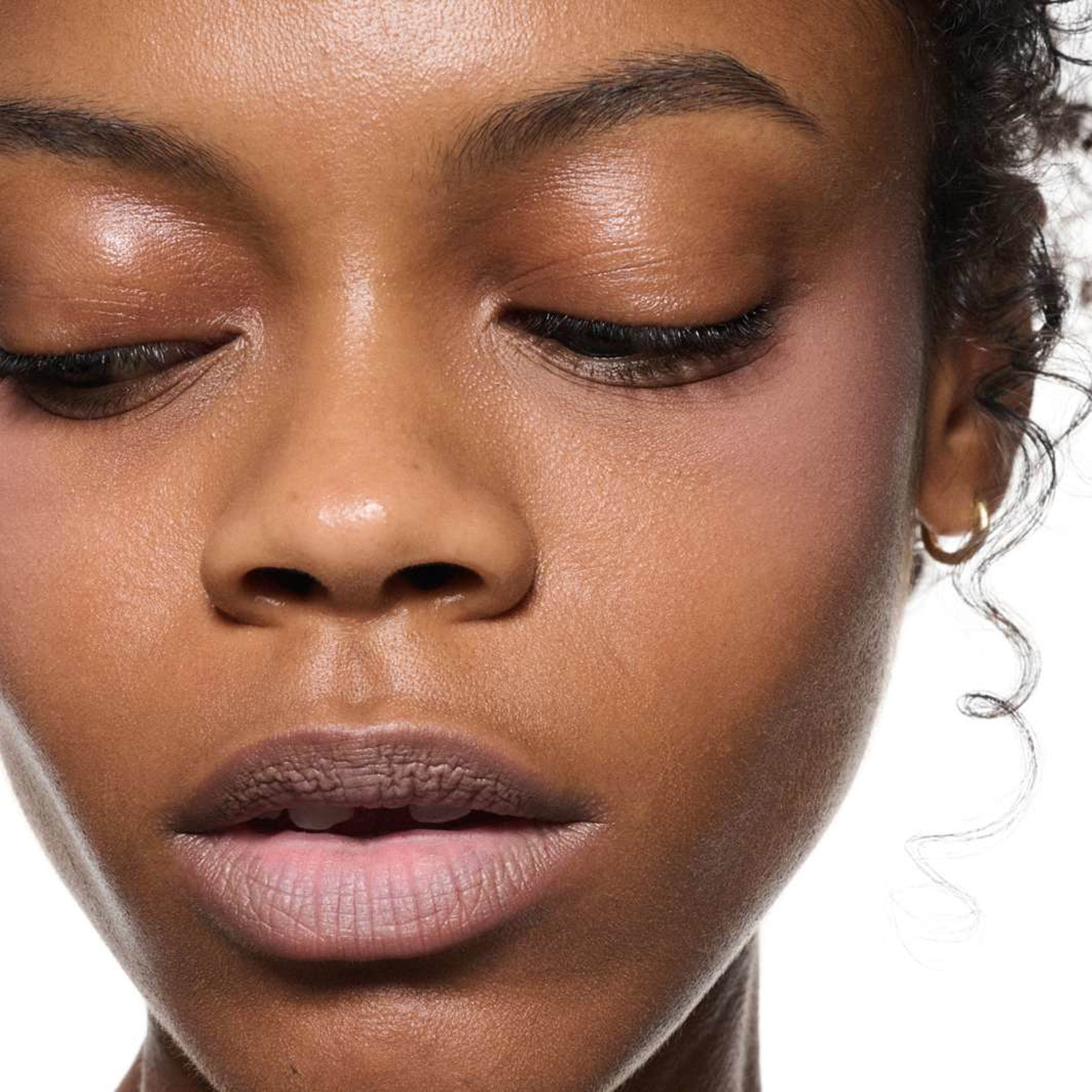 Powder Kiss Lip + Cheek Mousse, från MAC Cosmetics, i färgen It's Personal. Klicka för att öppna bilden i stort format