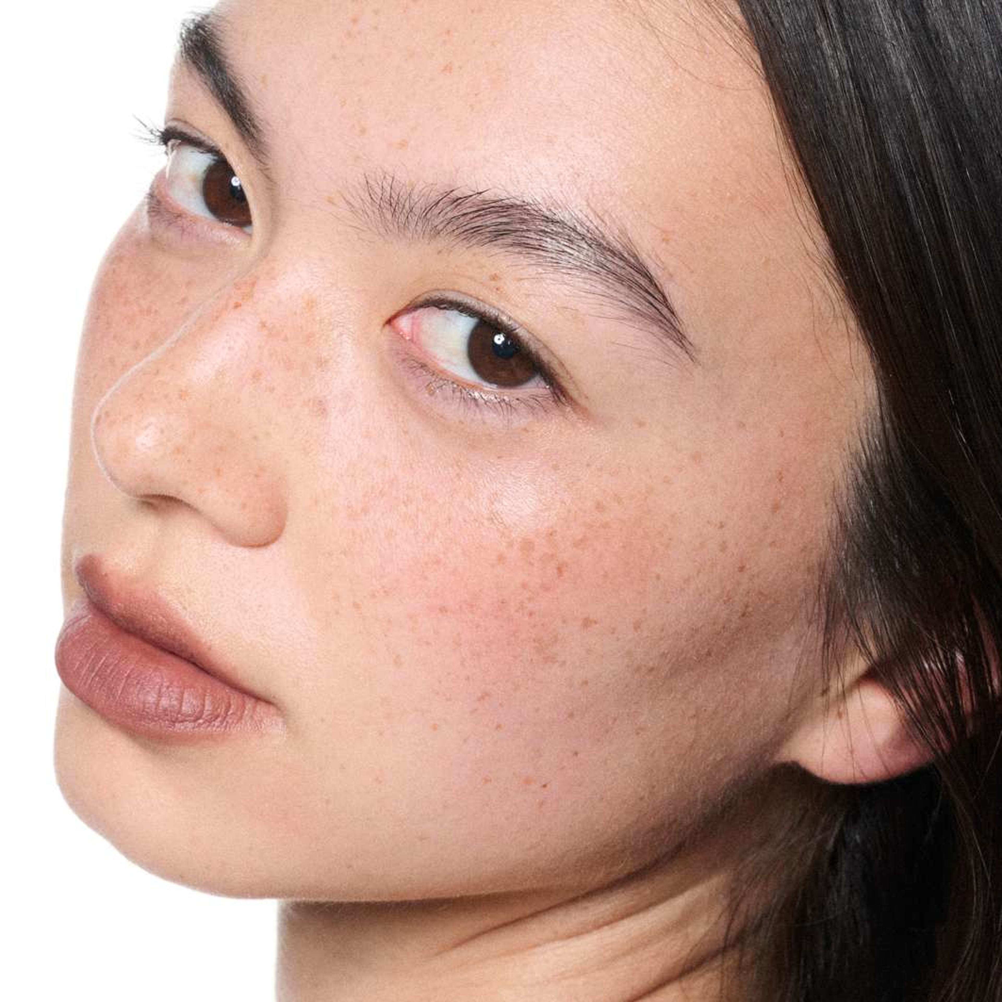 Powder Kiss Lip + Cheek Mousse, från MAC Cosmetics, i färgen Chestnut. Klicka för att öppna bilden i stort format