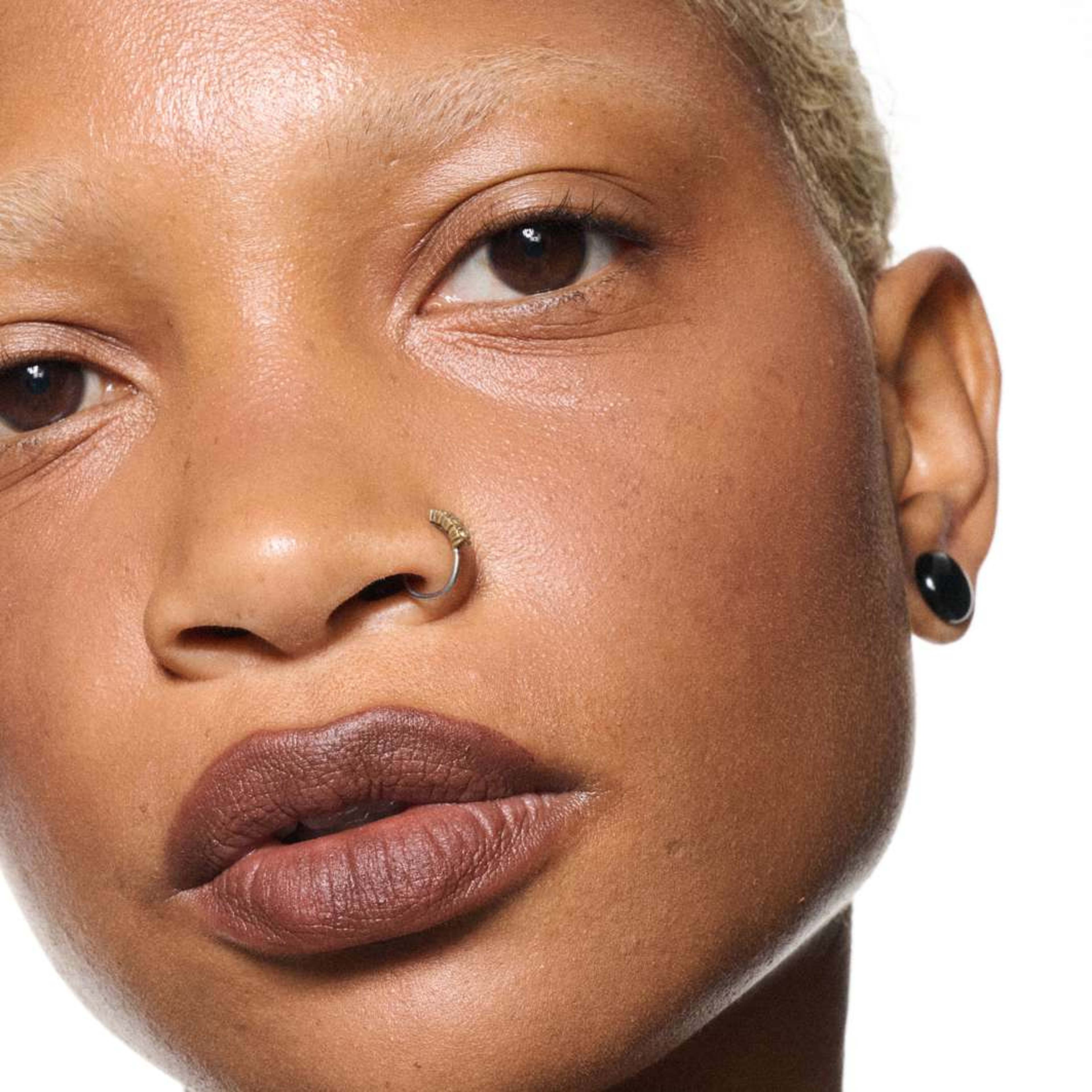 Powder Kiss Lip + Cheek Mousse, från MAC Cosmetics, i färgen Chestnut. Klicka för att öppna bilden i stort format