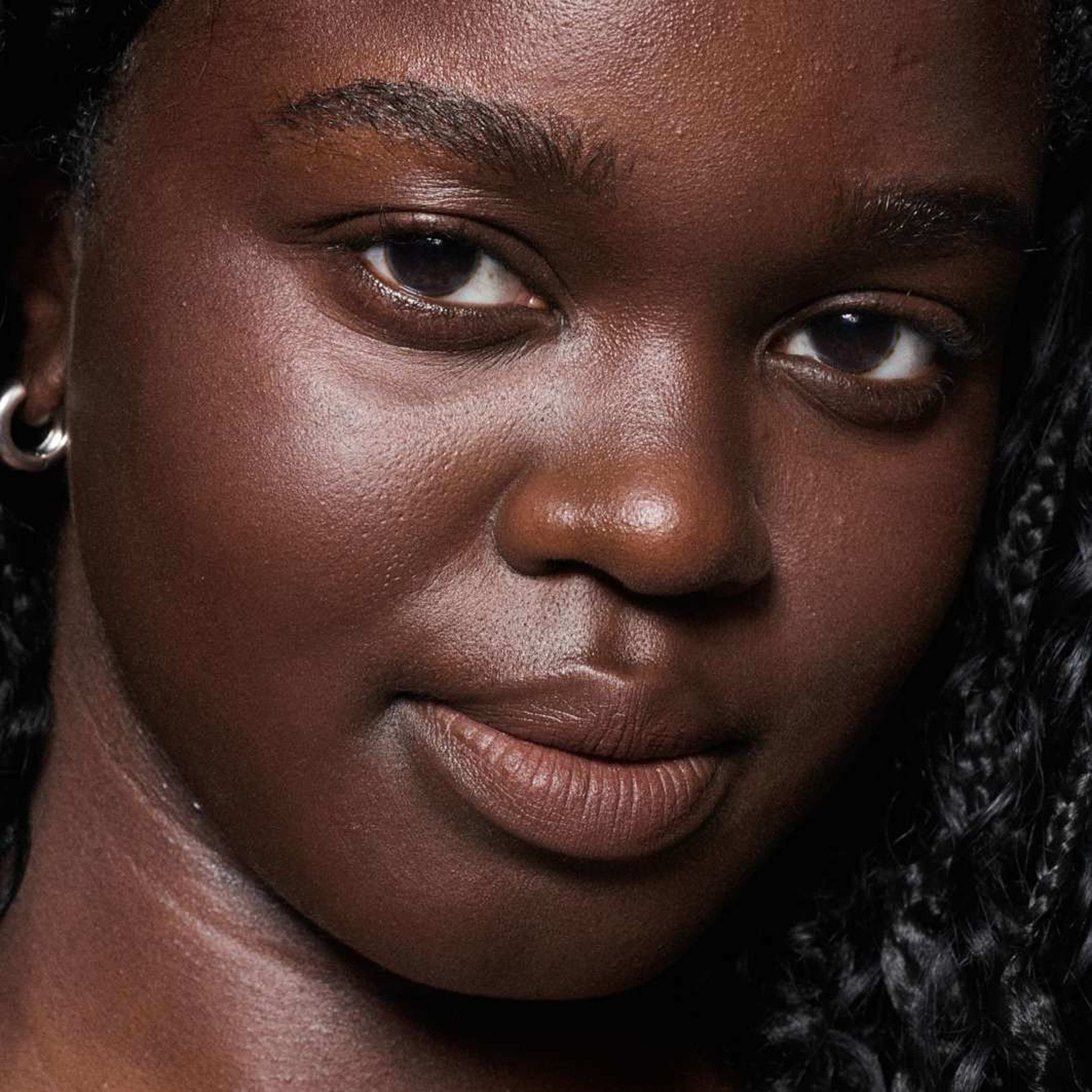 Powder Kiss Lip + Cheek Mousse, från MAC Cosmetics, i färgen Chestnut. Klicka för att öppna bilden i stort format