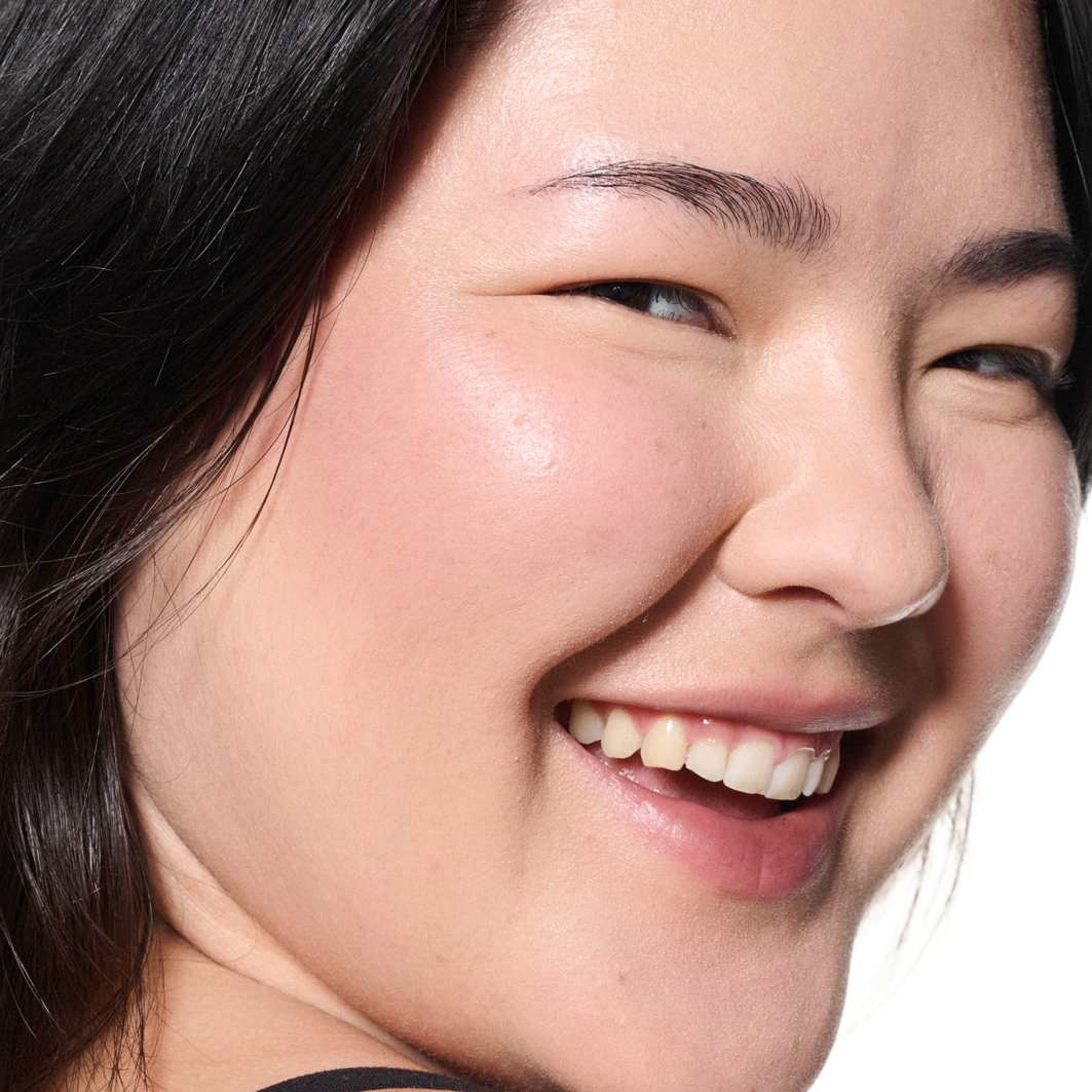 Powder Kiss Lip + Cheek Mousse, från MAC Cosmetics, i färgen Rekindled. Klicka för att öppna bilden i stort format