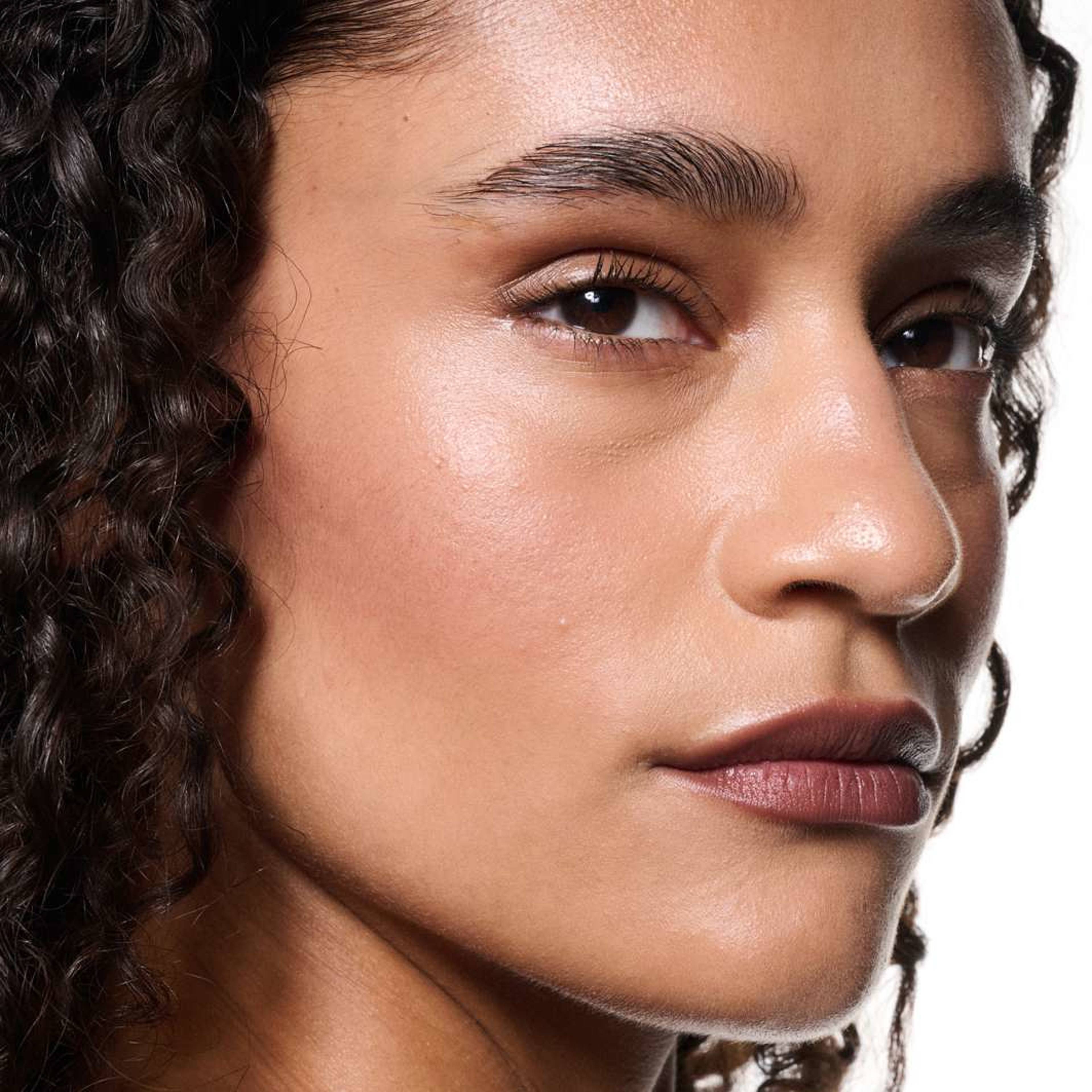 Powder Kiss Lip + Cheek Mousse, från MAC Cosmetics, i färgen Rekindled. Klicka för att öppna bilden i stort format