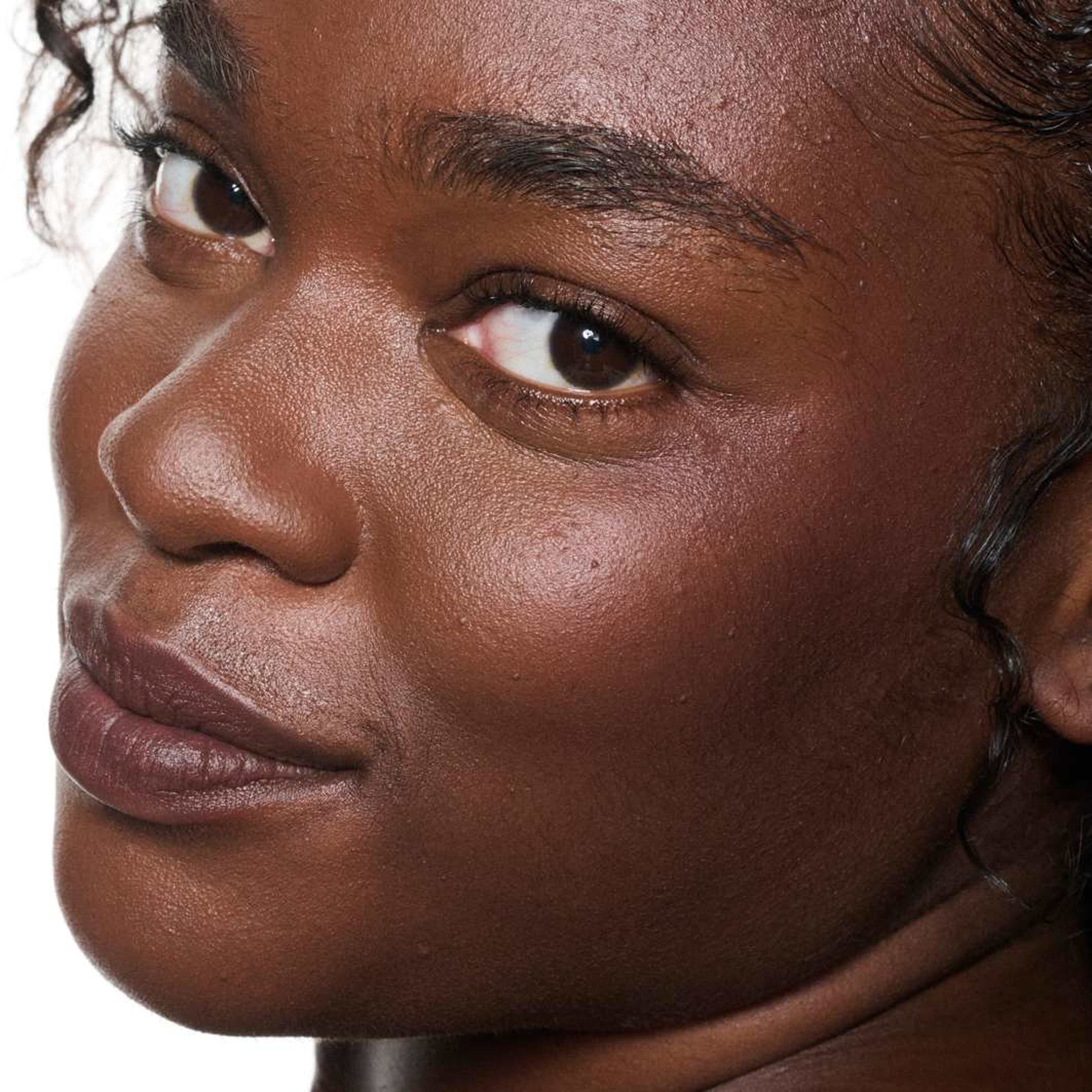 Powder Kiss Lip + Cheek Mousse, från MAC Cosmetics, i färgen Rekindled. Klicka för att öppna bilden i stort format