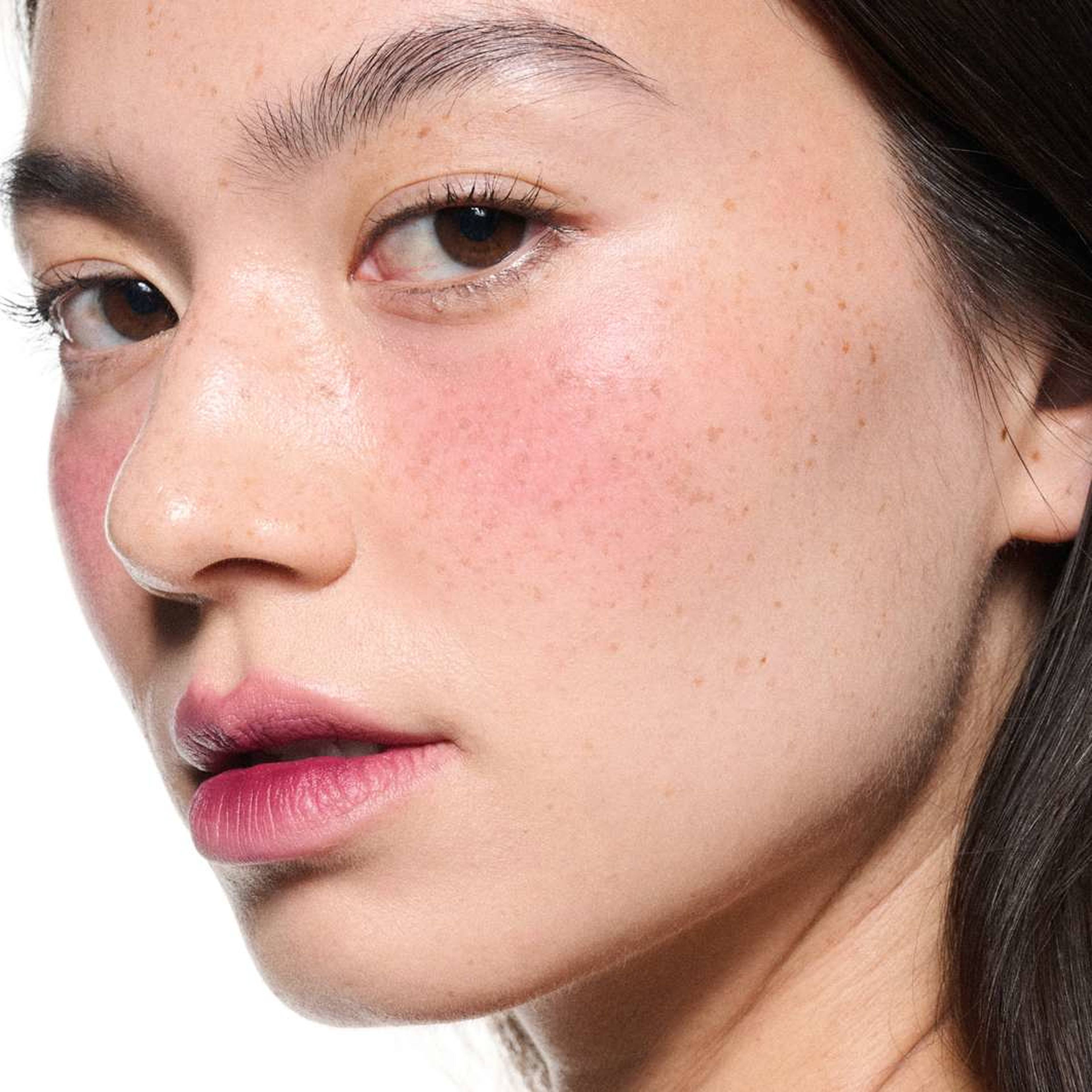 Powder Kiss Lip + Cheek Mousse, från MAC Cosmetics, i färgen Date Night. Klicka för att öppna bilden i stort format