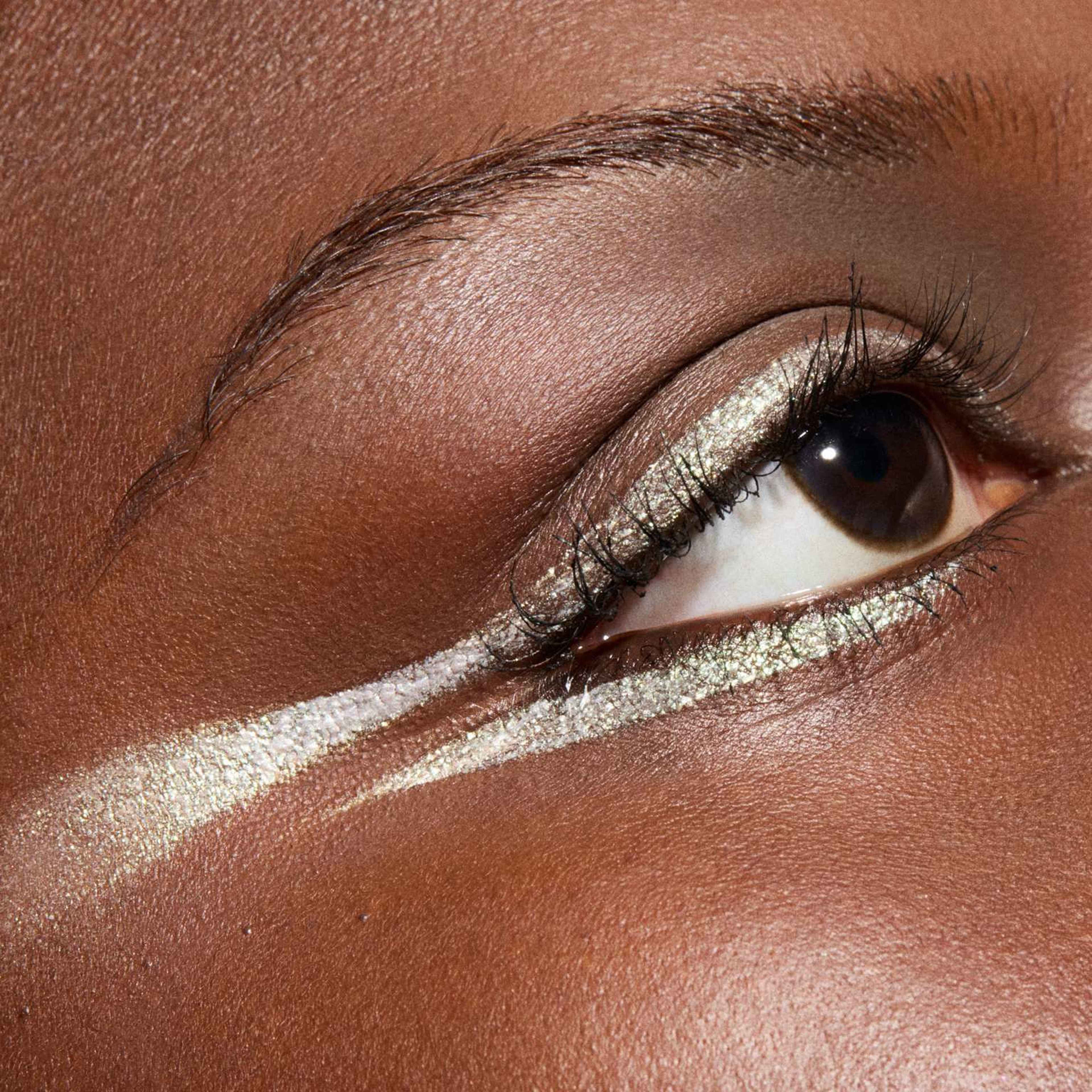 Prismatica Liquid Eye Liner, från MAC Cosmetics, i färgen Macnolia. Klicka för att öppna bilden i stort format