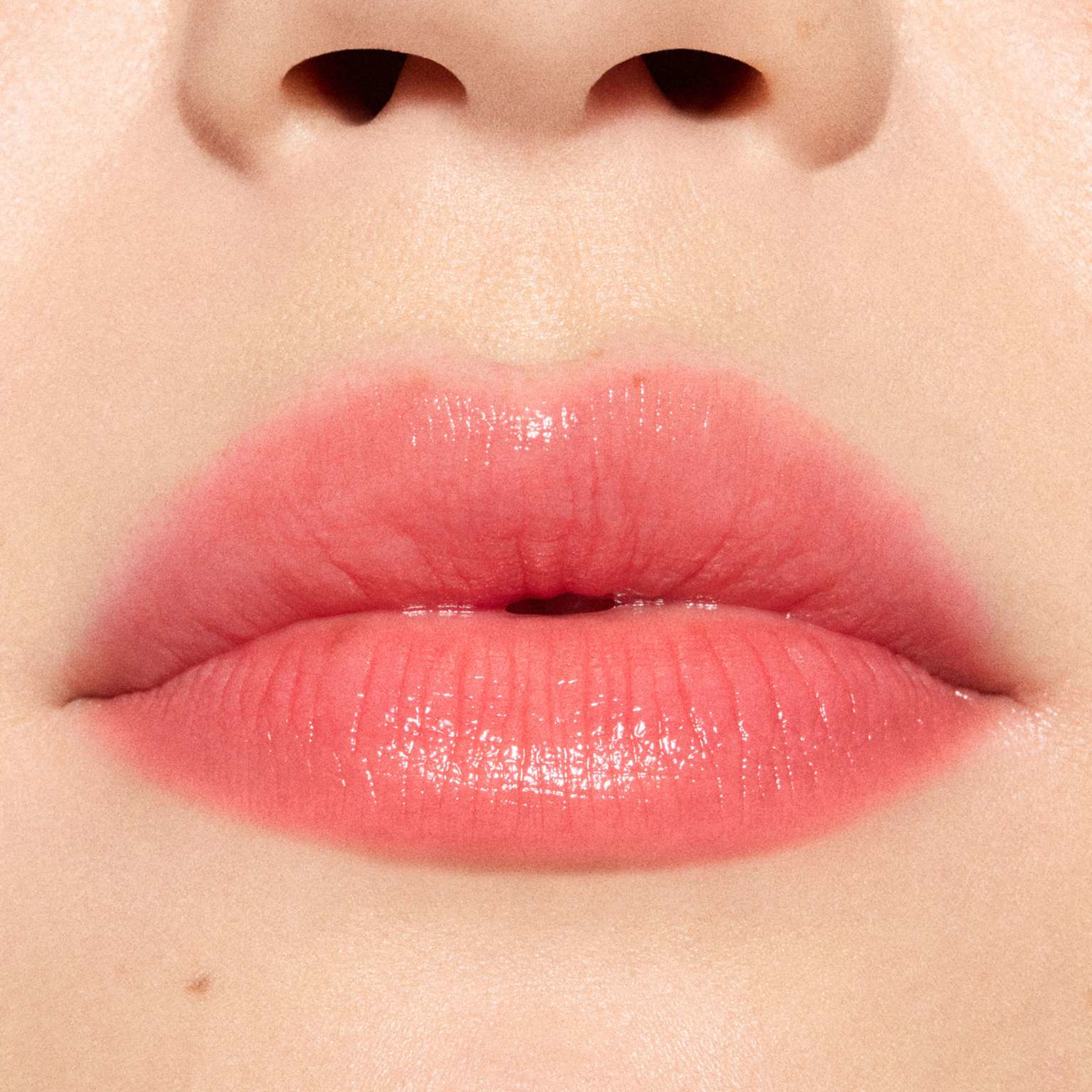 Glow Play Tendertalk Lip Balm, från MAC Cosmetics, i färgen Frolic. Klicka för att öppna bilden i stort format