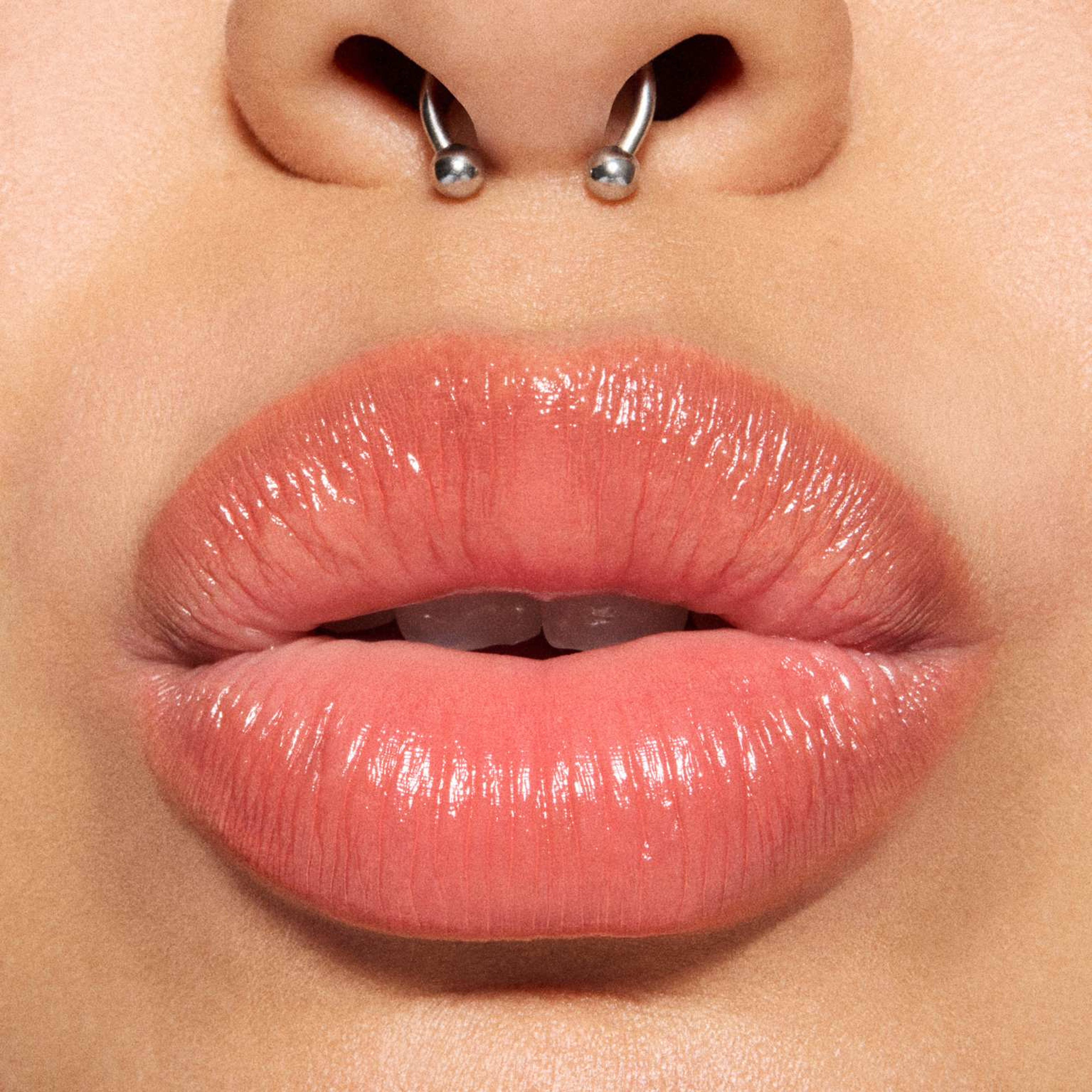 Glow Play Tendertalk Lip Balm, från MAC Cosmetics, i färgen Frolic. Klicka för att öppna bilden i stort format