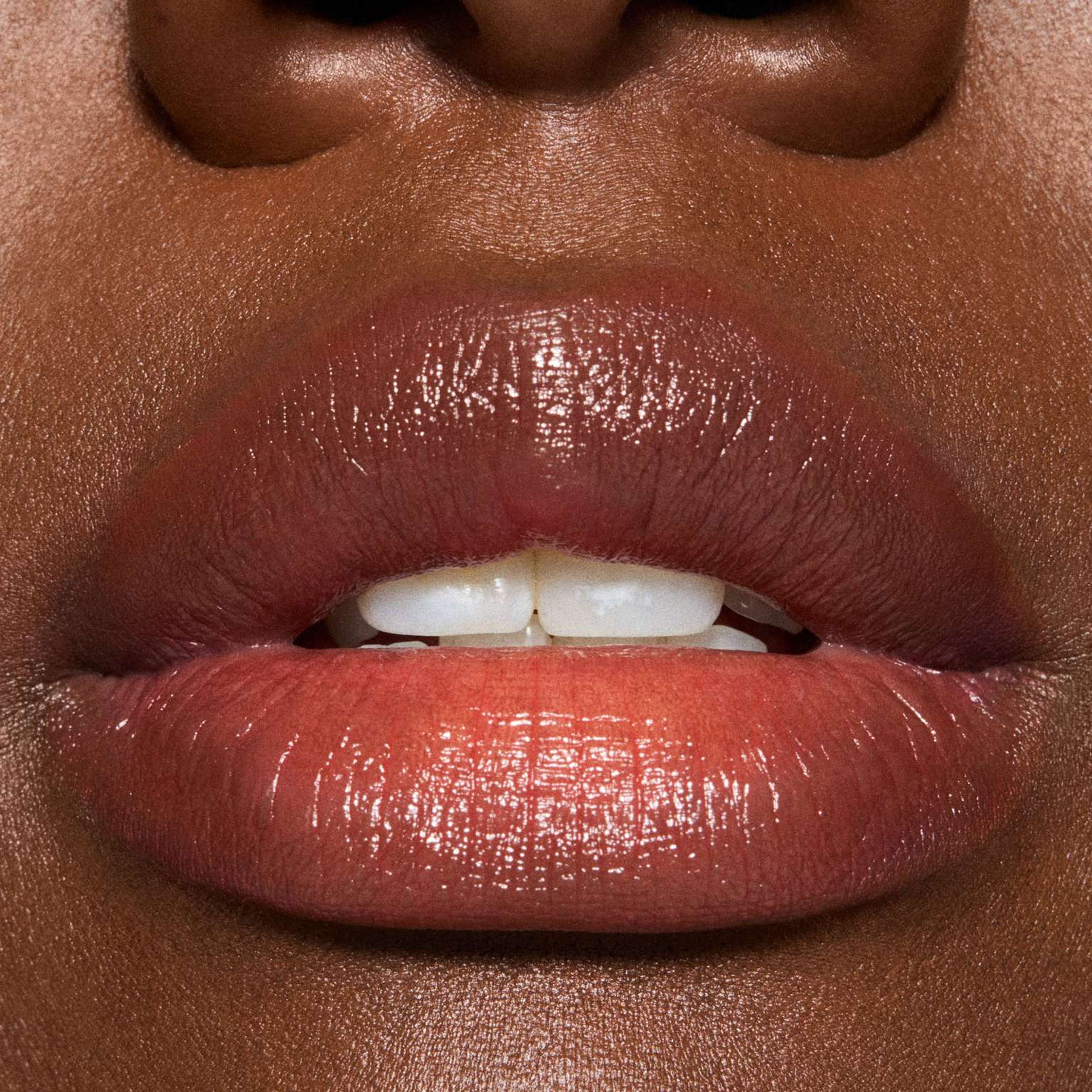 Glow Play Tendertalk Lip Balm, från MAC Cosmetics, i färgen Frolic. Klicka för att öppna bilden i stort format