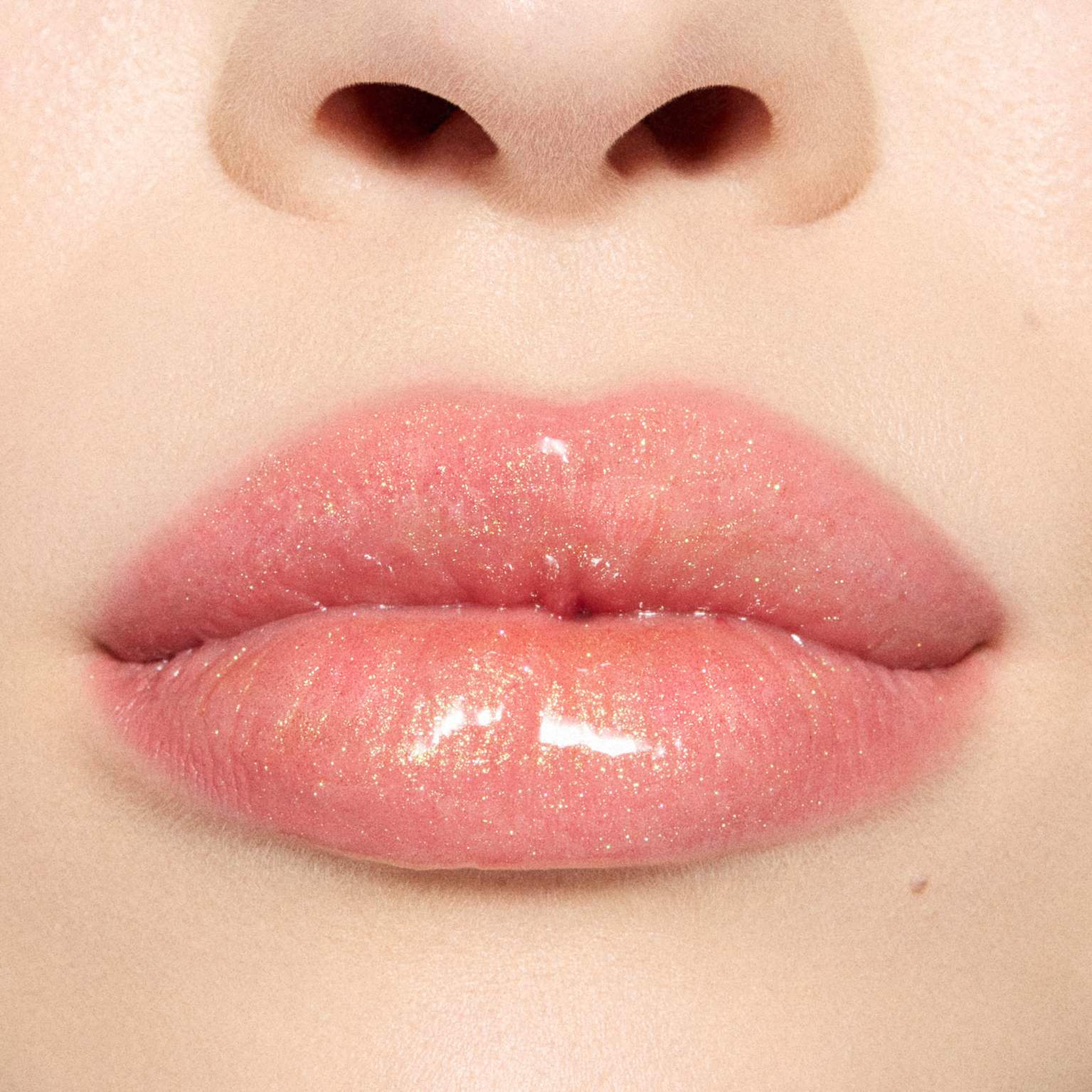 Lipglass Blow Plumping Oil, från MAC Cosmetics, i färgen Snapdragon. Klicka för att öppna bilden i stort format