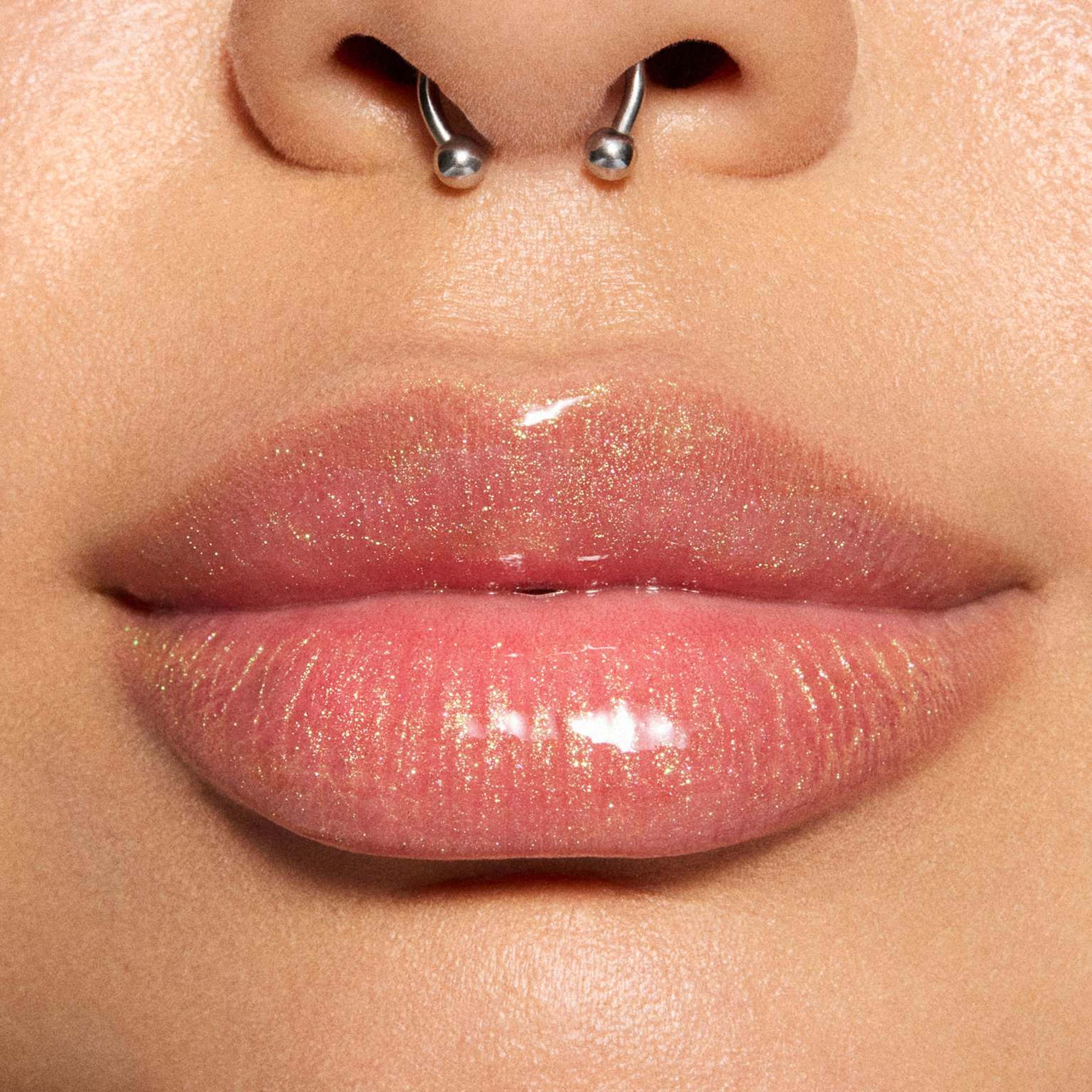 Lipglass Blow Plumping Oil, från MAC Cosmetics, i färgen Snapdragon. Klicka för att öppna bilden i stort format