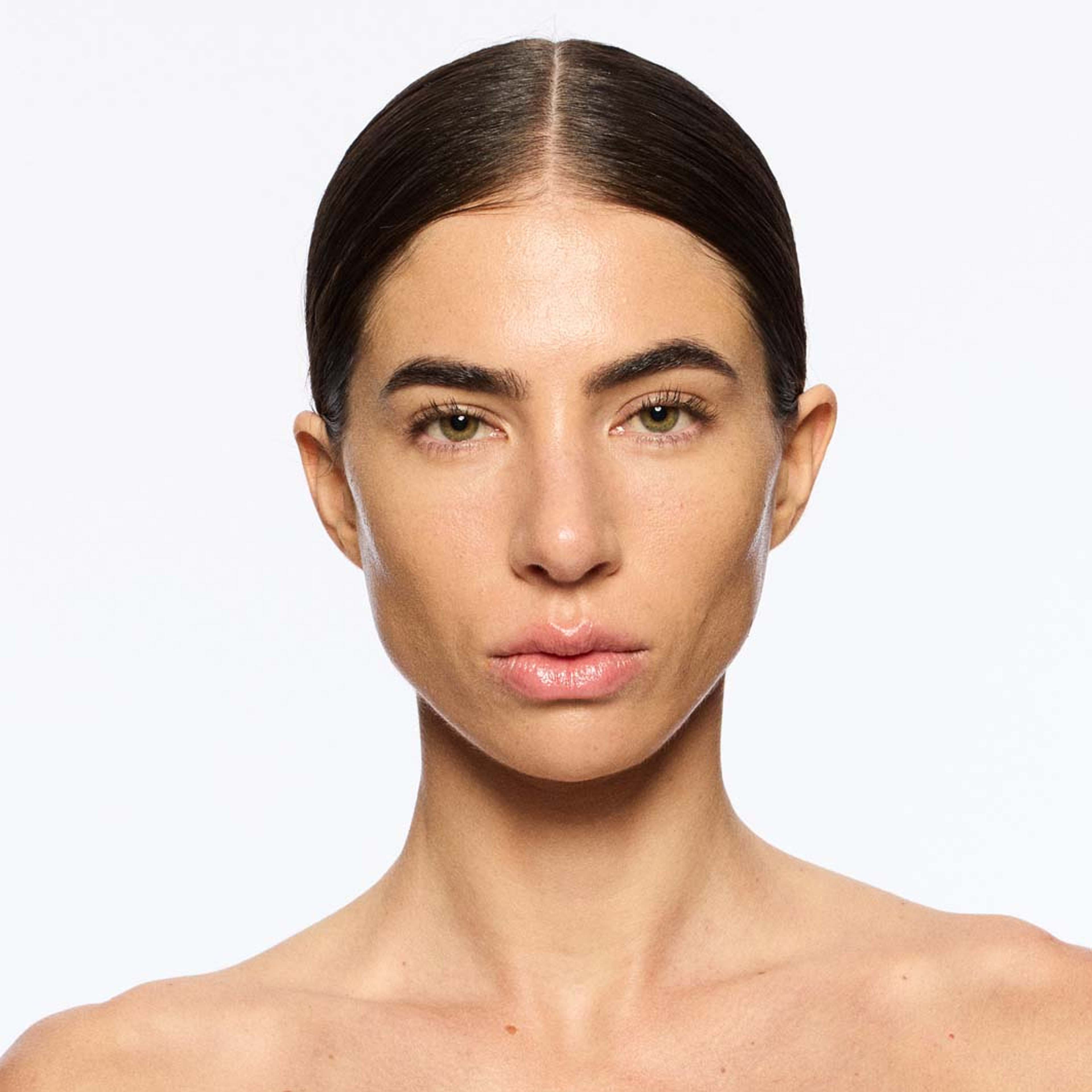 Studio Radiance Skin Tint Stick, från MAC Cosmetics, i färgen Medium 3. Klicka för att öppna bilden i stort format