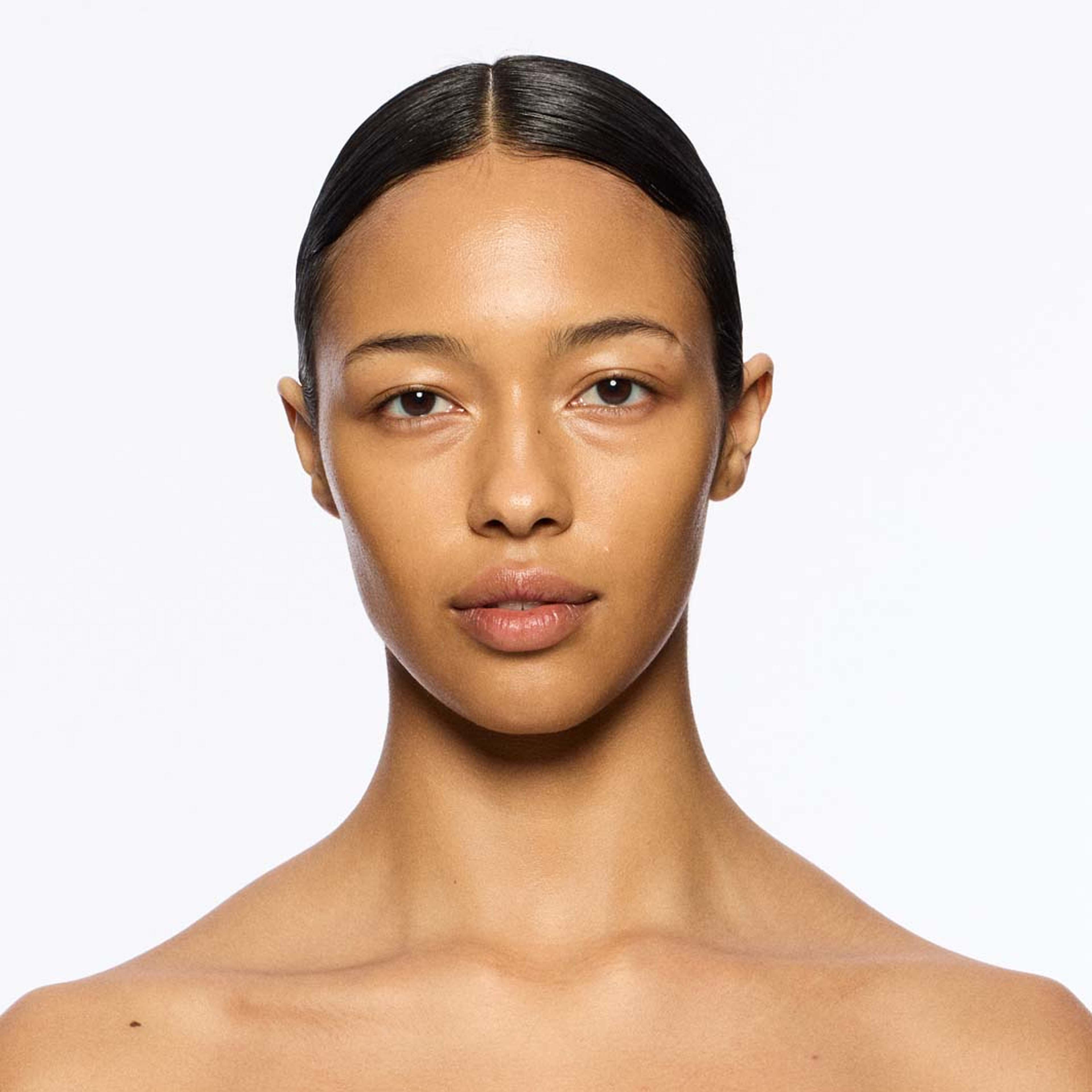 Studio Radiance Skin Tint Stick, från MAC Cosmetics, i färgen Medium 4. Klicka för att öppna bilden i stort format