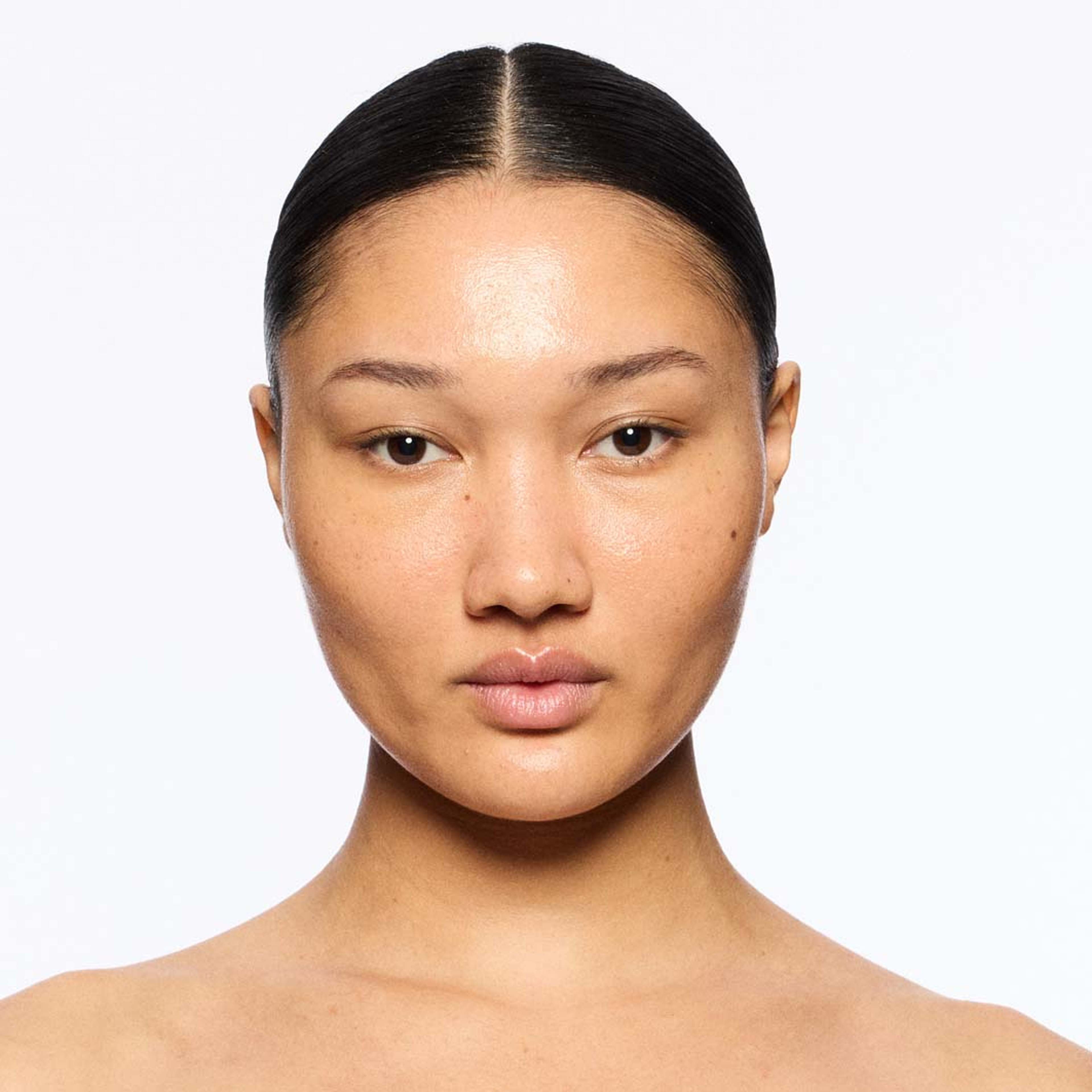 Studio Radiance Skin Tint Stick, från MAC Cosmetics, i färgen Medium Deep 2. Klicka för att öppna bilden i stort format