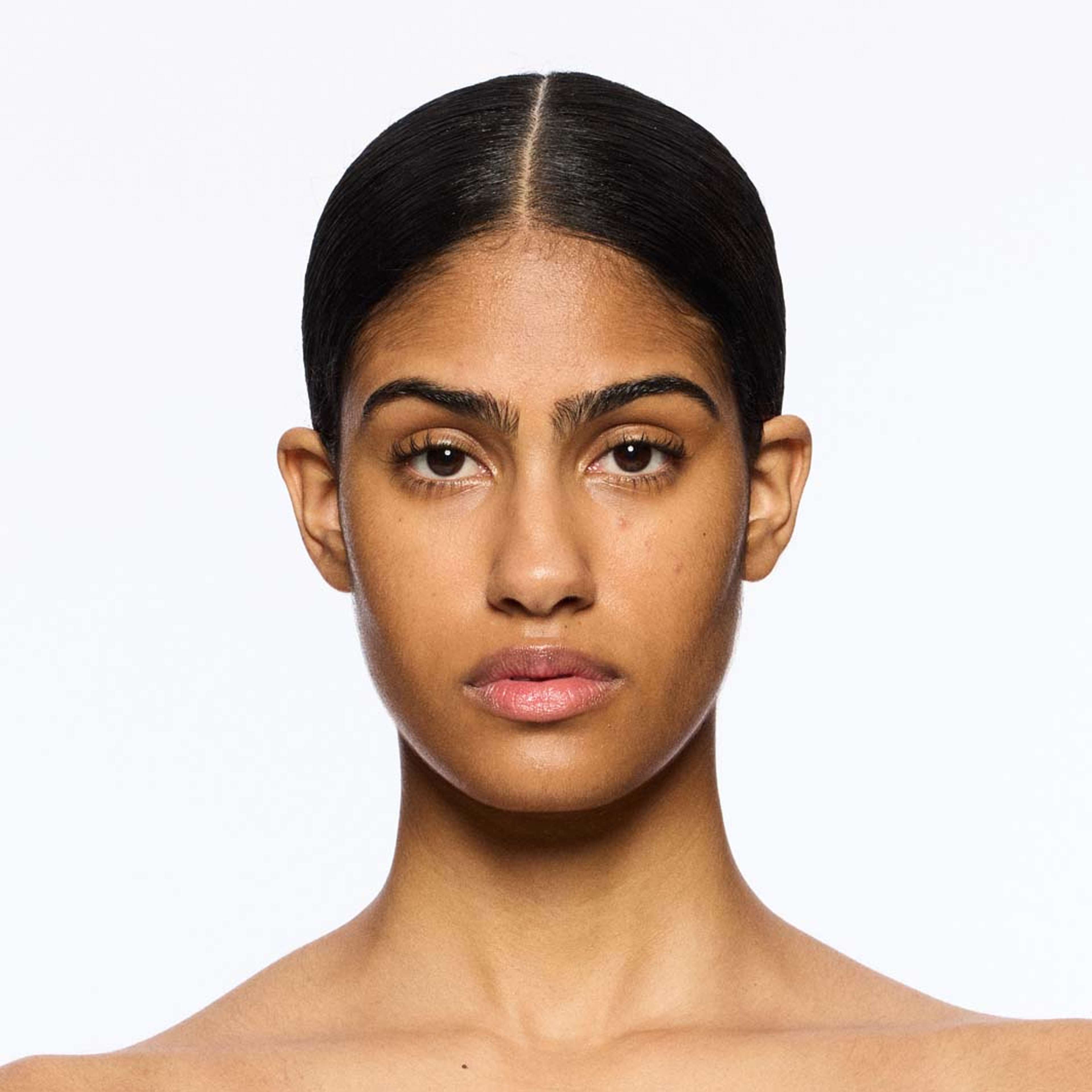 Studio Radiance Skin Tint Stick, från MAC Cosmetics, i färgen Medium Deep 3. Klicka för att öppna bilden i stort format