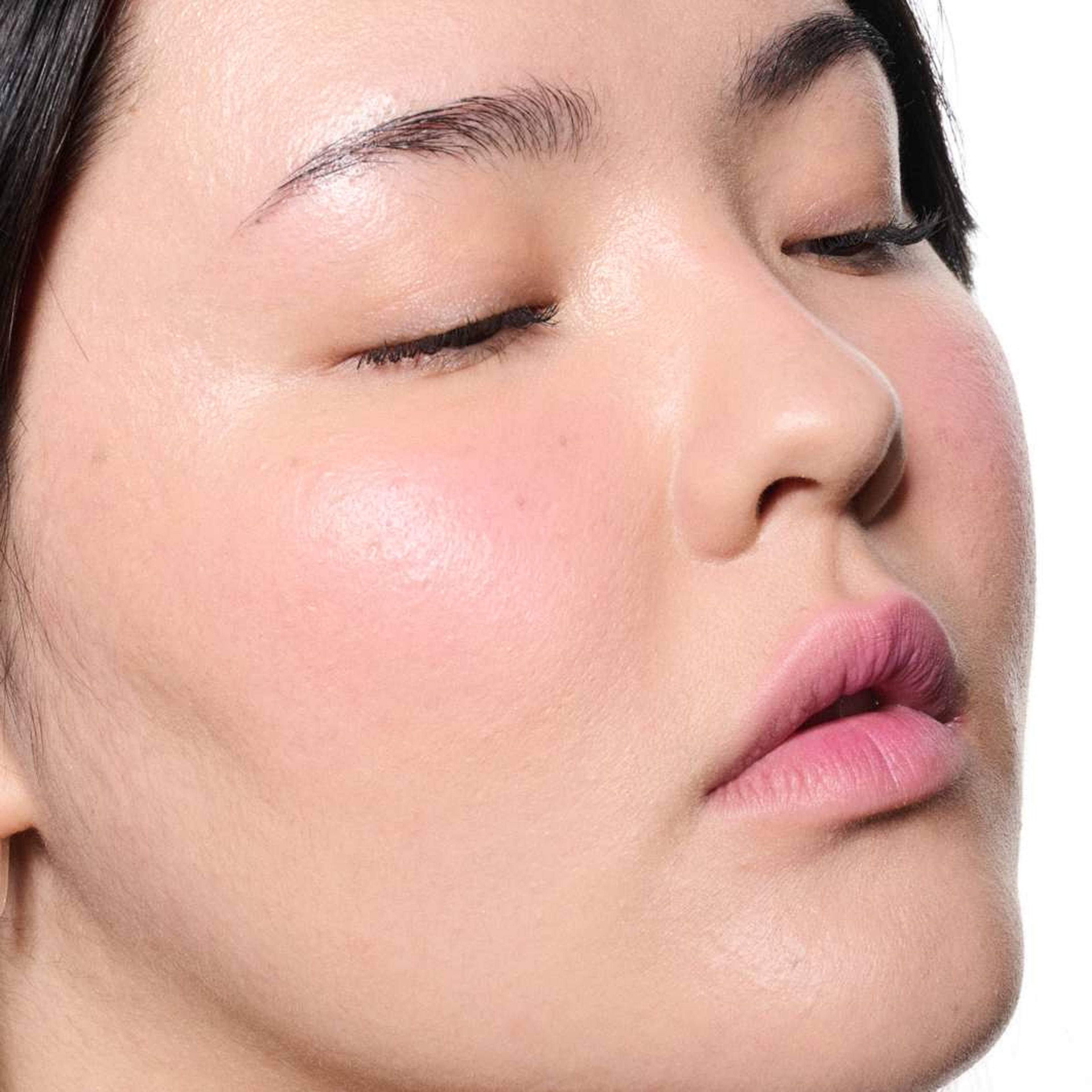 Powder Kiss Lip + Cheek Mousse, från MAC Cosmetics, i färgen Something Borrowed. Klicka för att öppna bilden i stort format